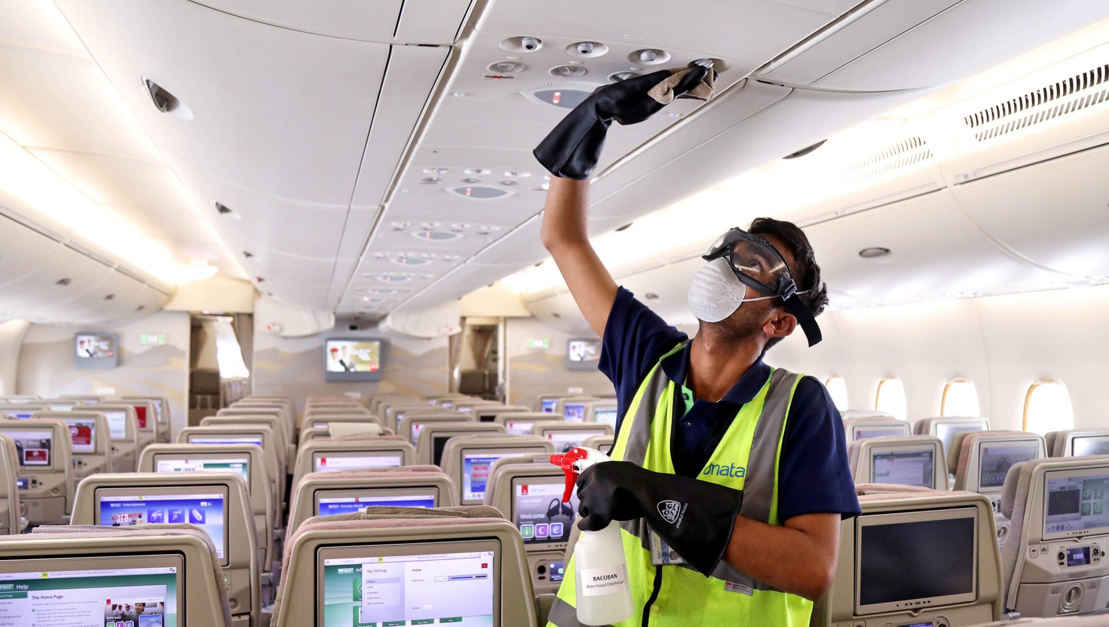 Un trabajador de Emirates desinfecta la cabina de un avión de la compañía en el aeropuerto de Dubai