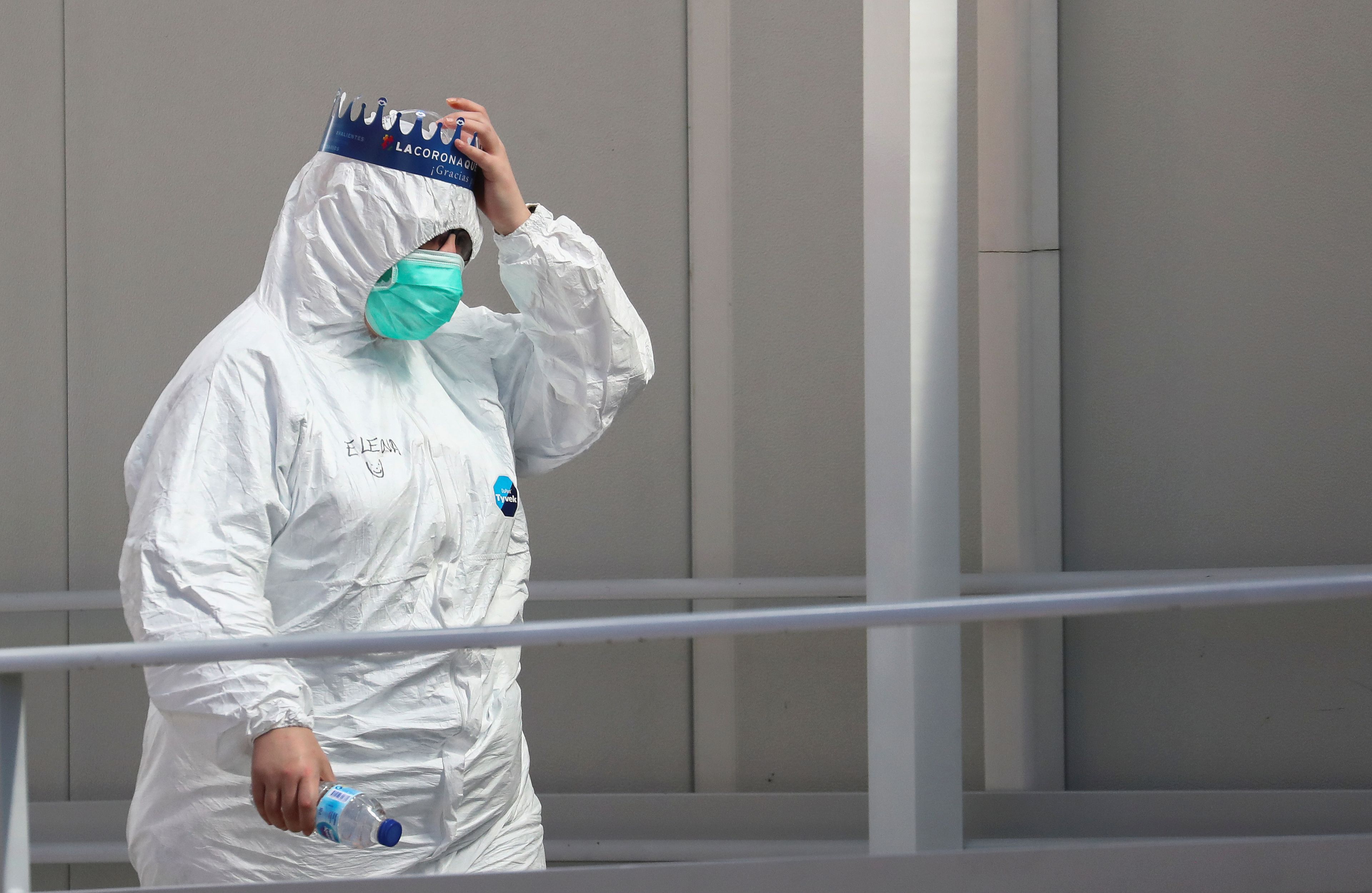 Un trabajador sanitario se protege en la pandemia del coronavirus