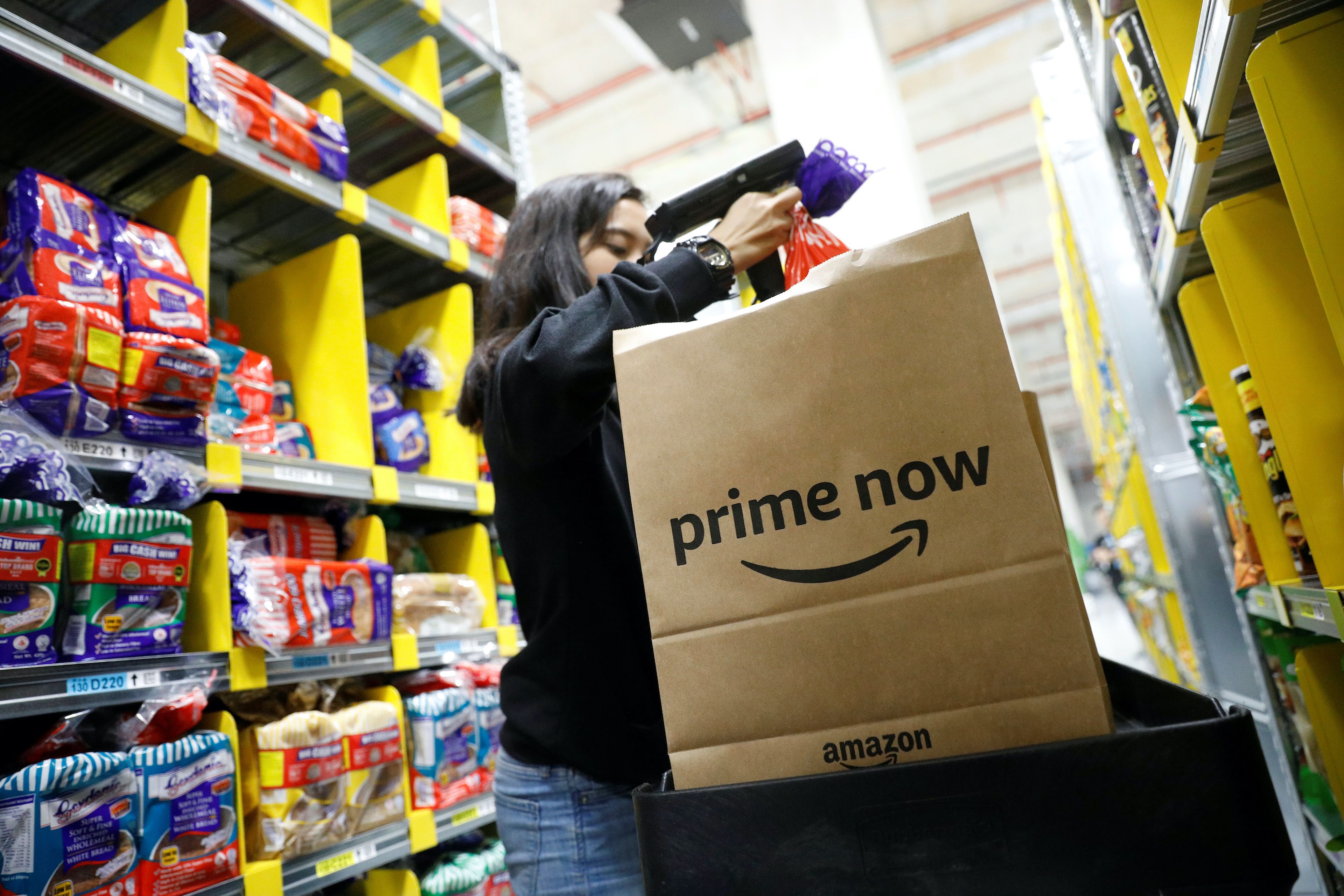 Una trabajadora de Amazon Prime Now completa un pedido