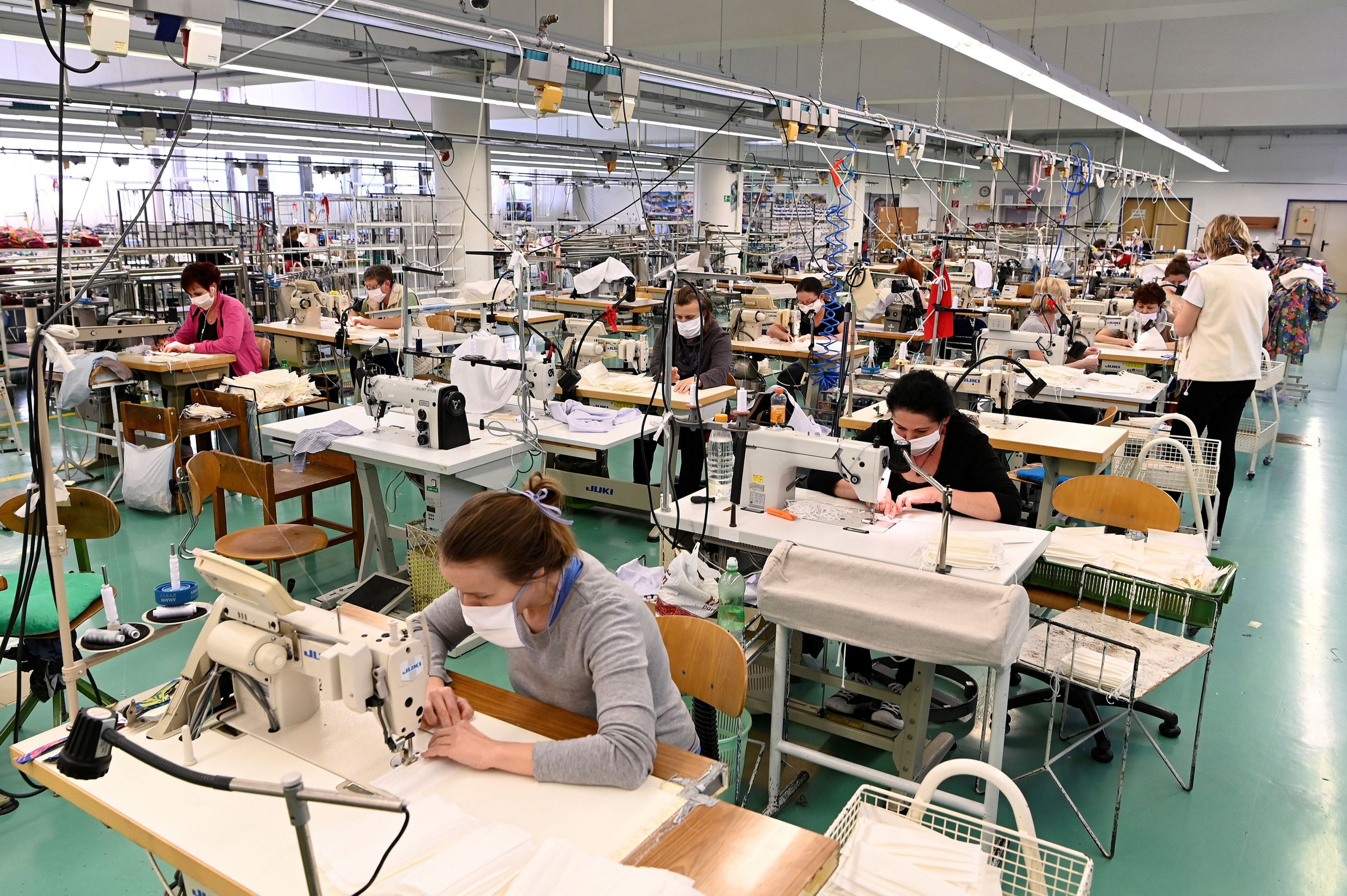 Trabajadores en una fábrica textil produciendo mascarillas, en Eslovaquia