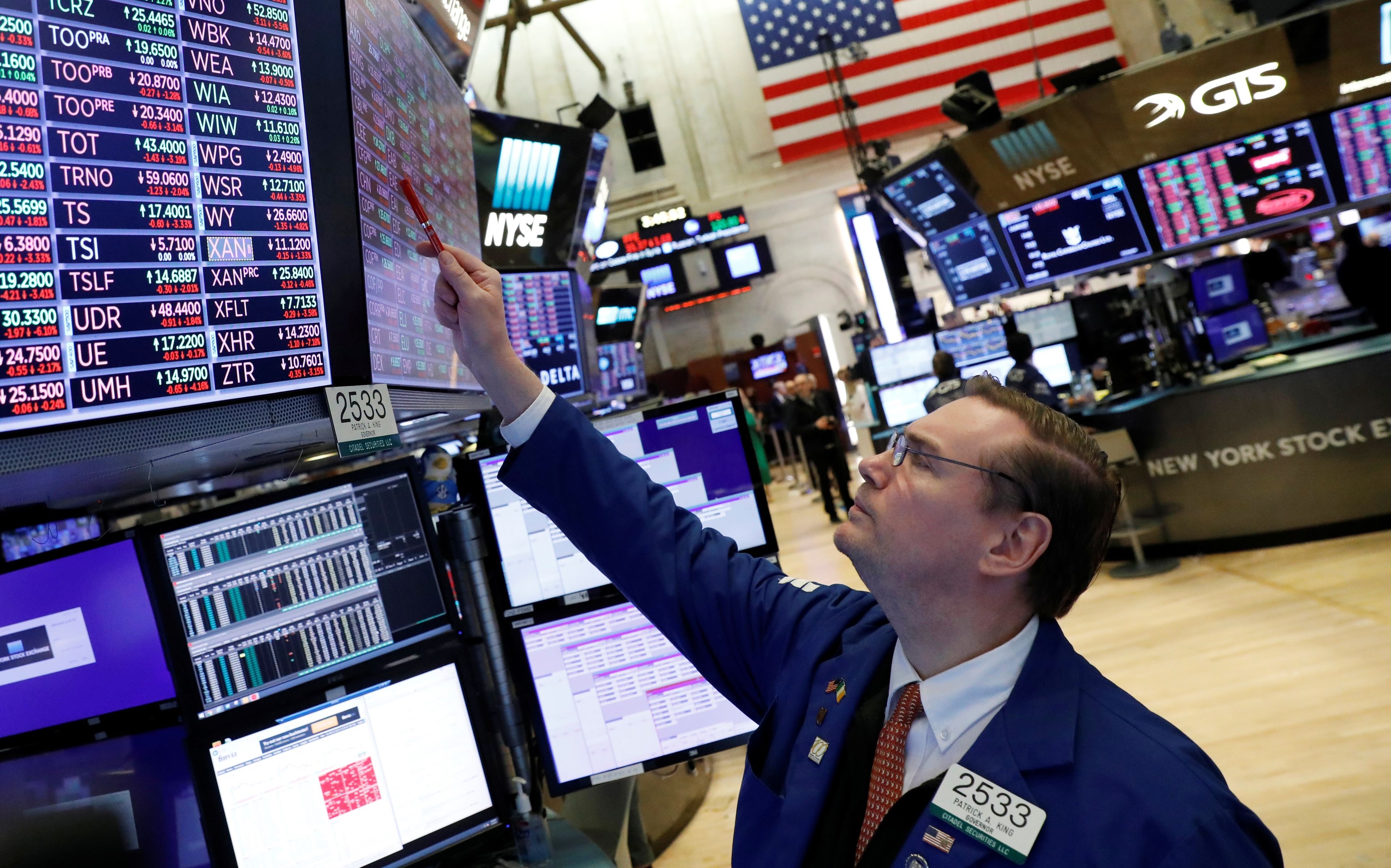 Trader observa una pantalla en Wall Street.