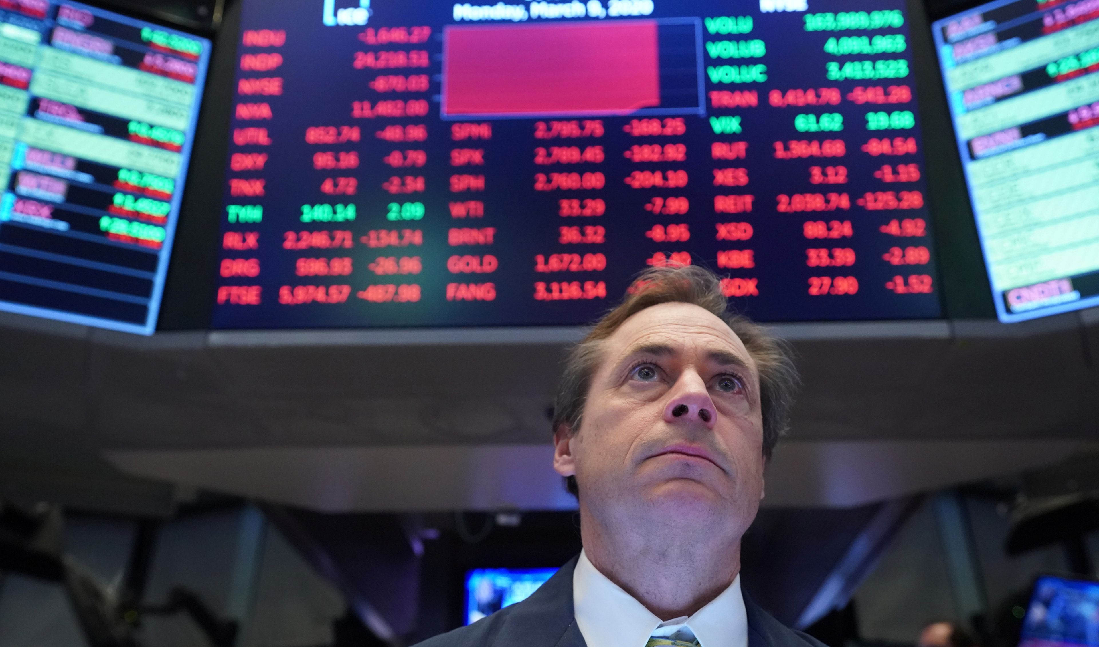 Un trader observa preocupado la paralización de cotización de S&P 500 en Wall Street