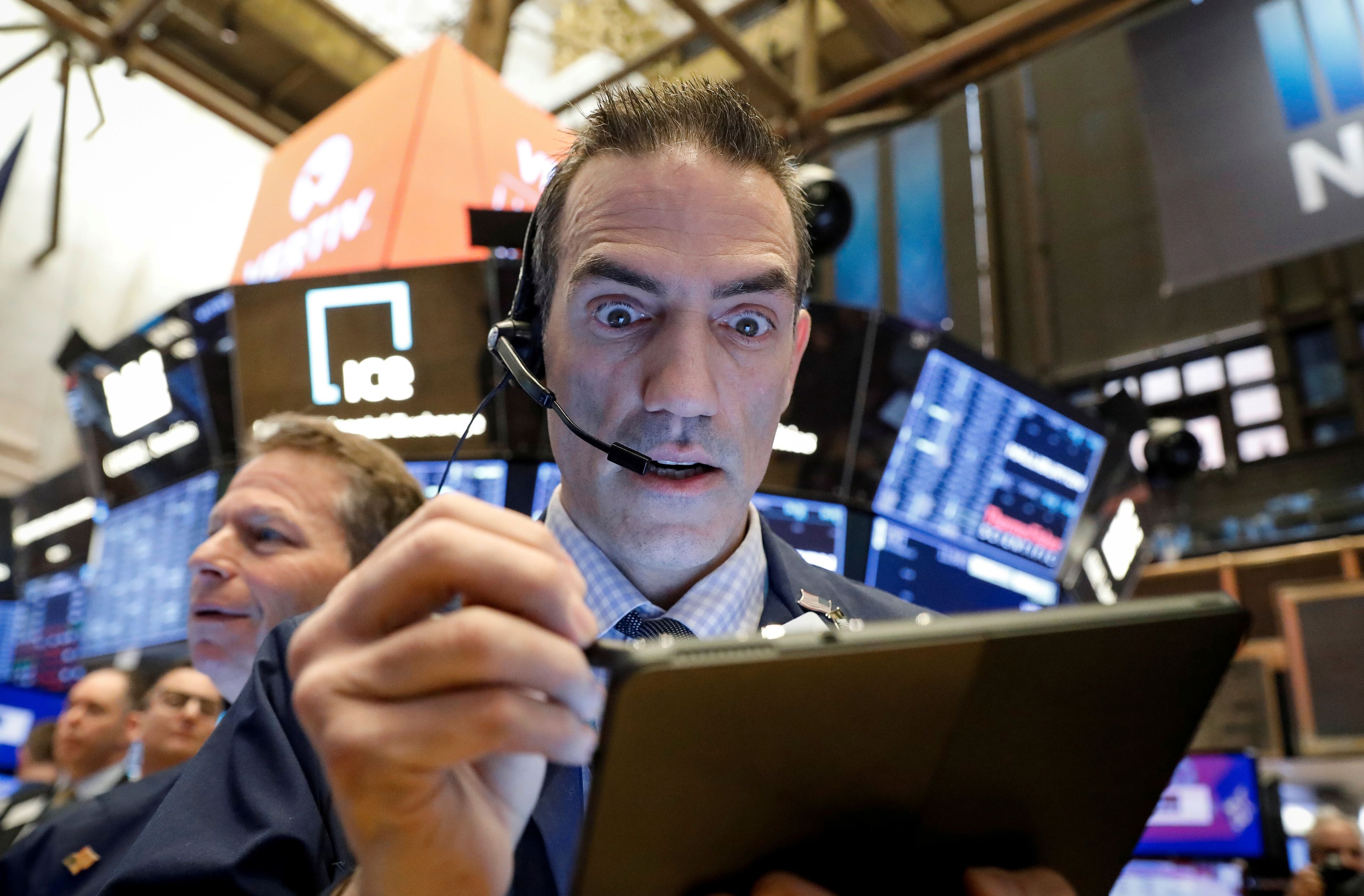 Trader preocupado por las cotizaciones en Wall Street. Reuters