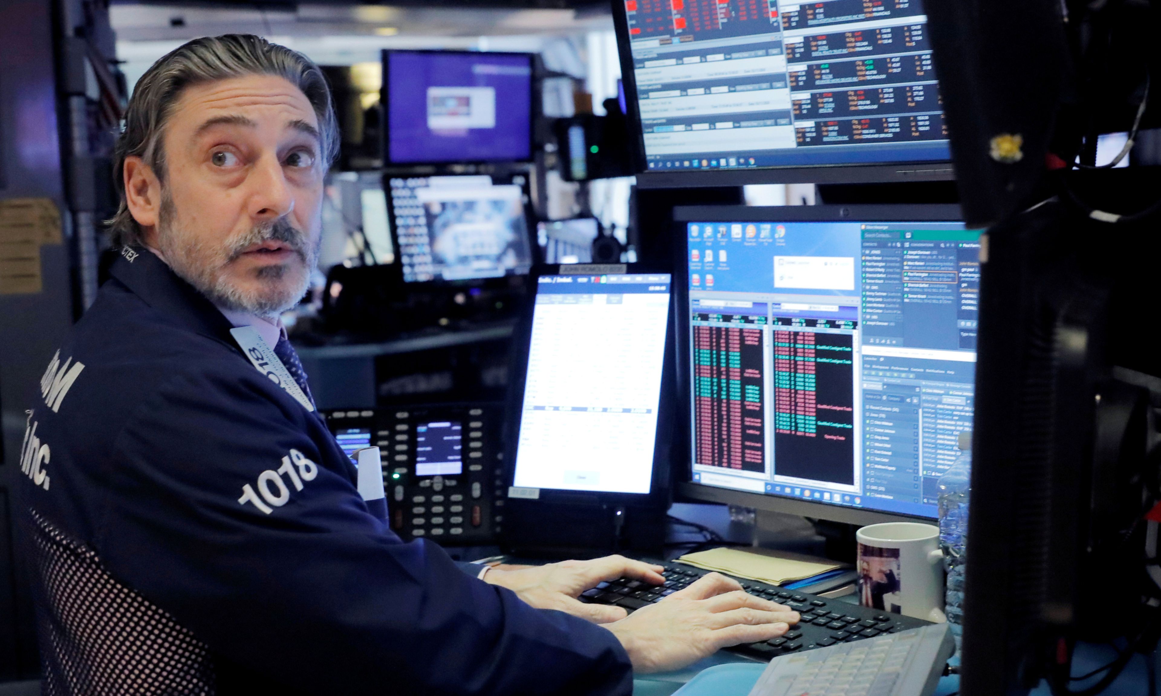 Un trader de Wall Street se sorprende ante el desplome de la bolsa