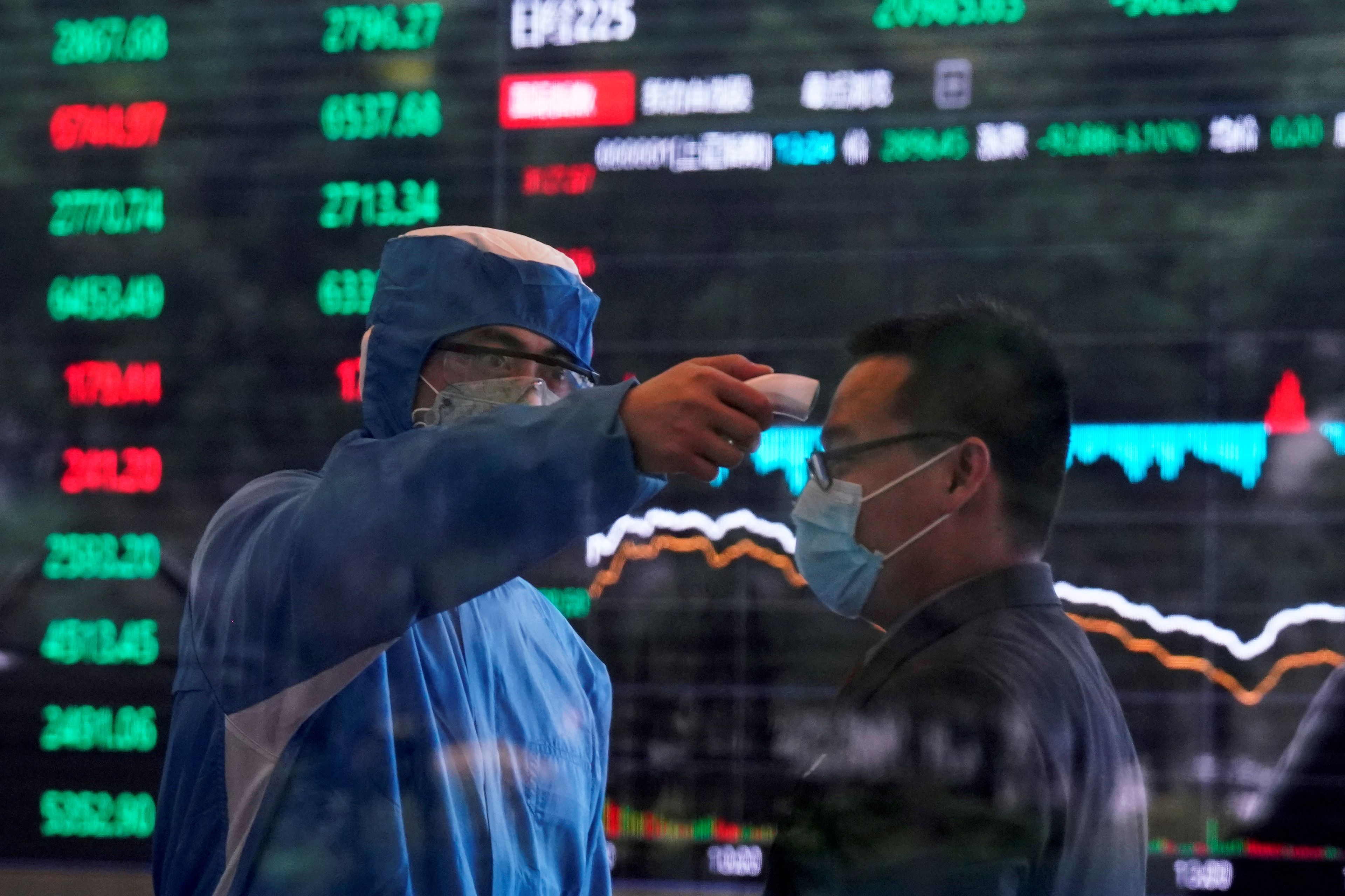 Traders en la bolsa de Shangai.