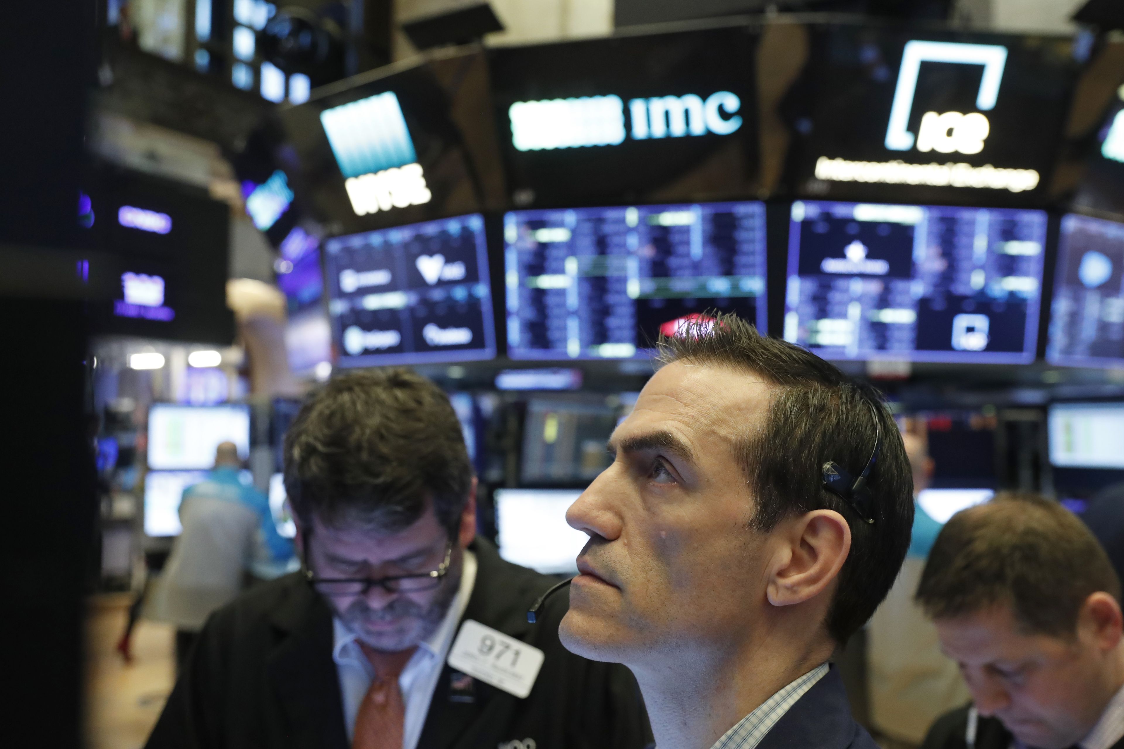 Traders siguen atentamente la jornada en Wall Street.