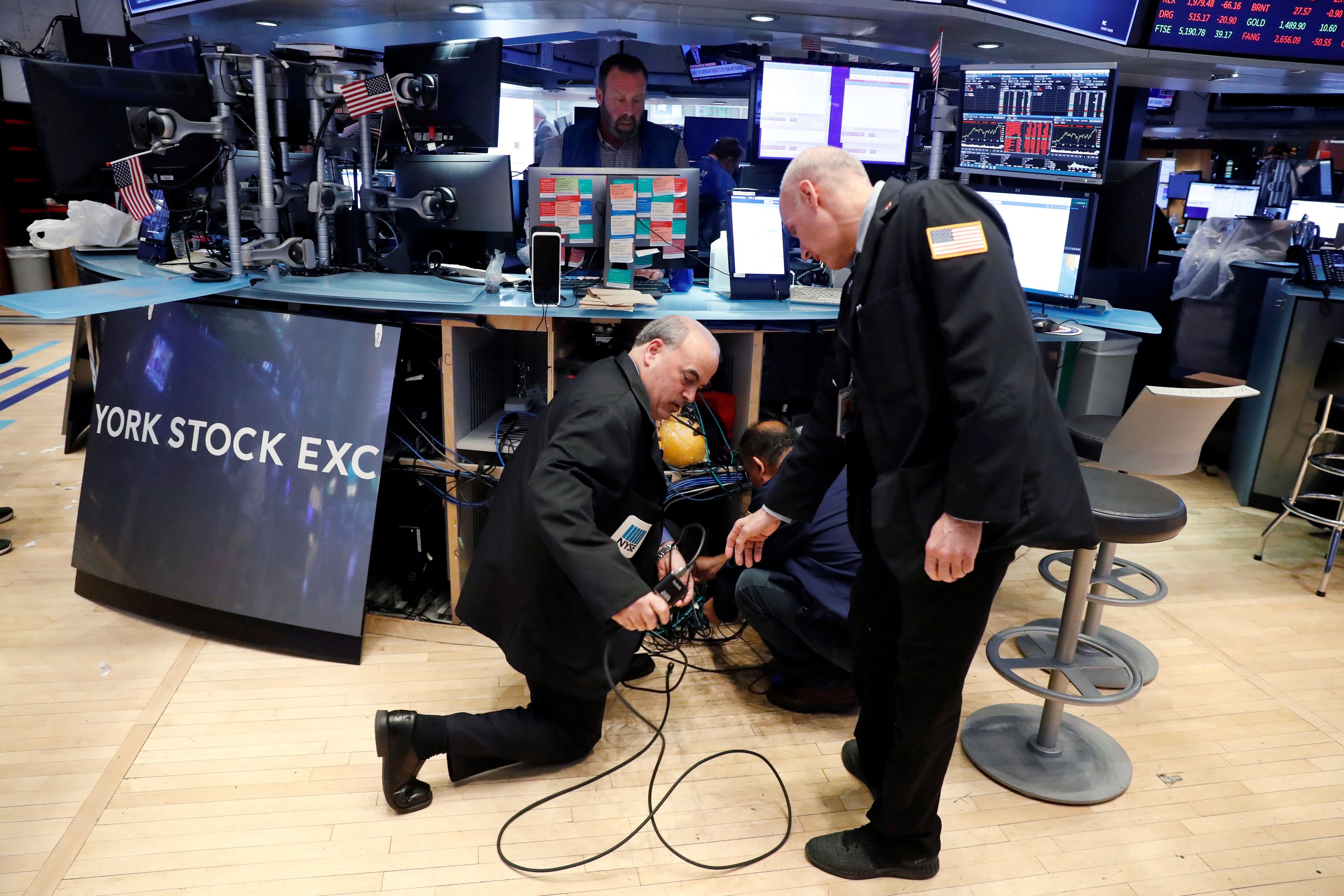 Traders solucionando problemas técnicos en Wall Street.