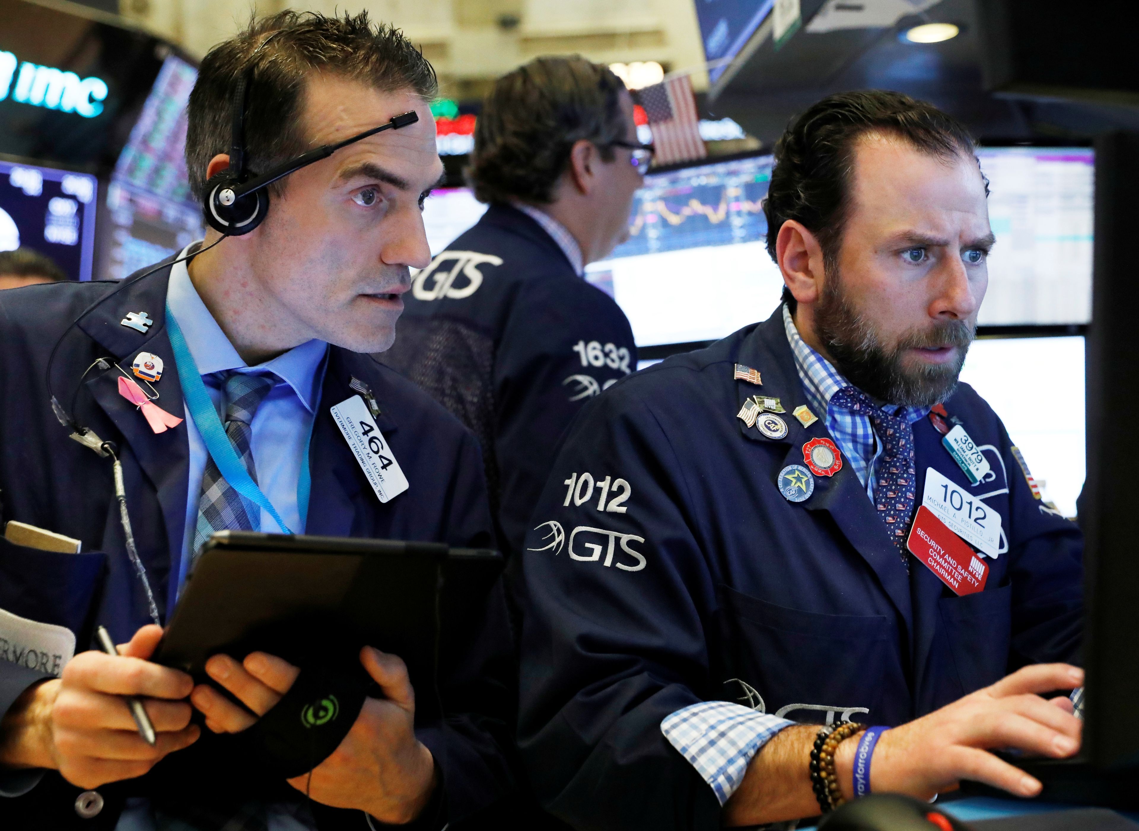 Traders en Wall Street observan las cotizaciones.
