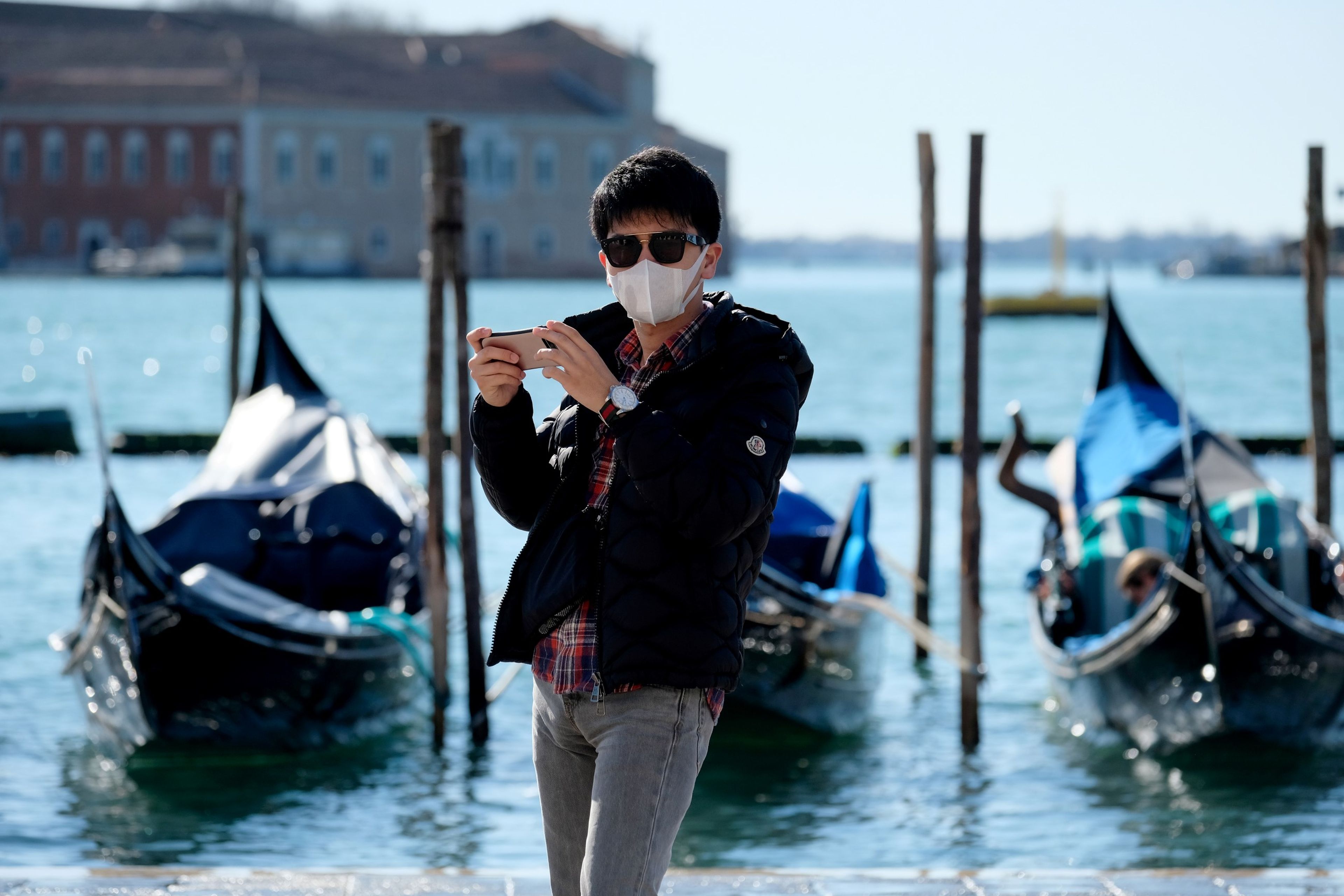 Un turista con una máscara en Venecia por el brote del coronavirus