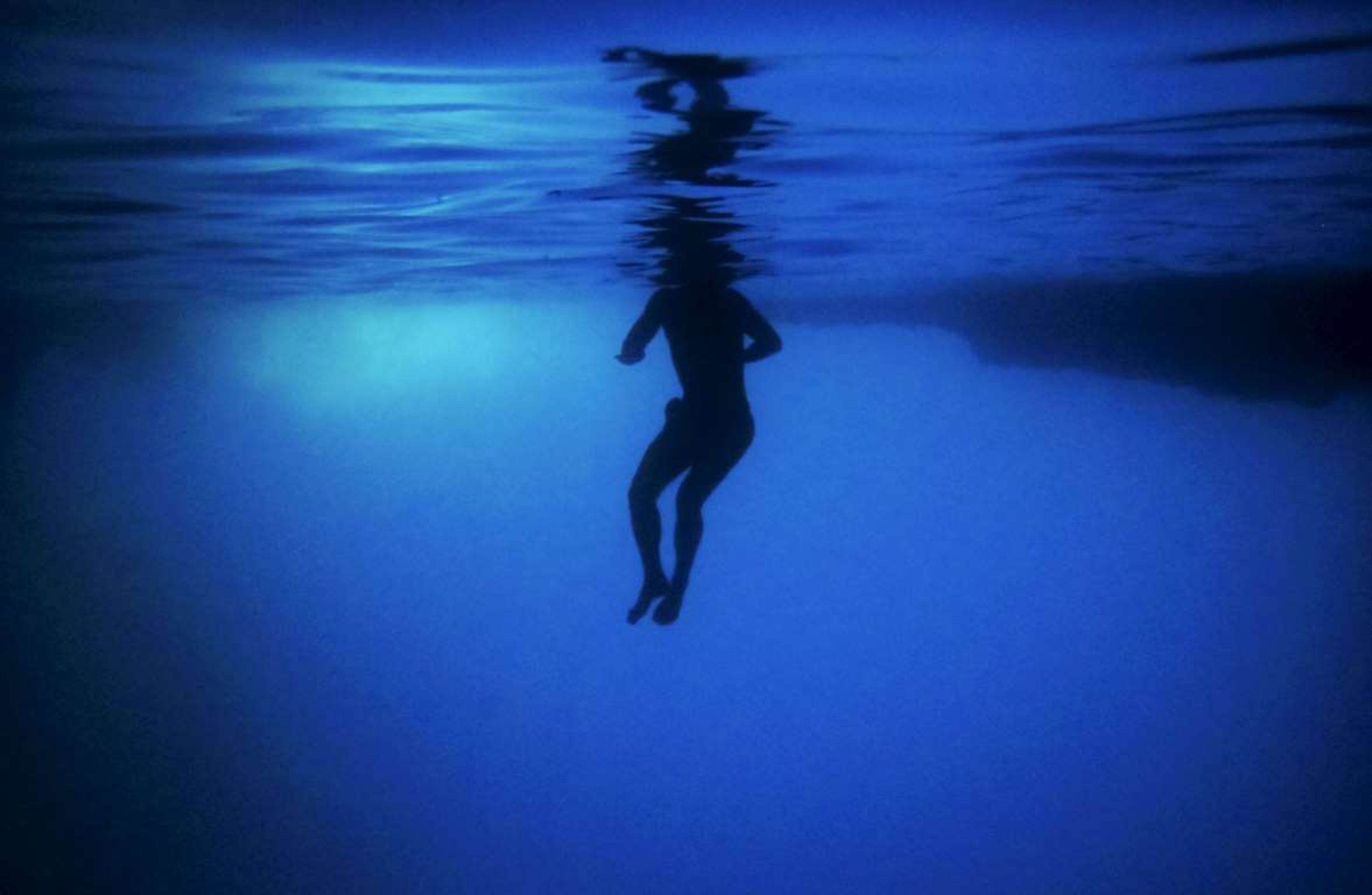 Un turista nada dentro de la Cueva Azul de la isla griega de Kastellorizo.