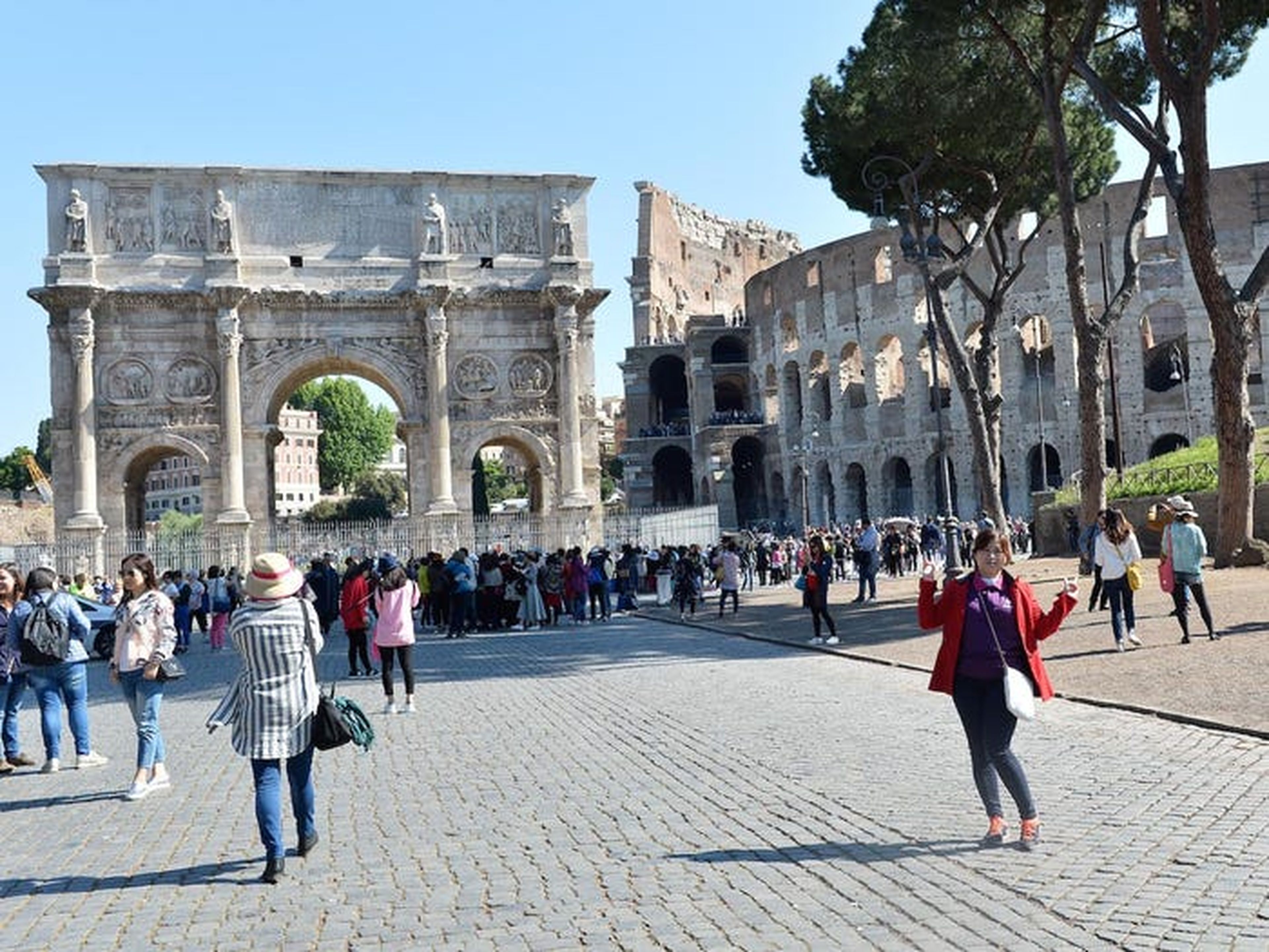 Turistas en el Coliseo Romano (2016)