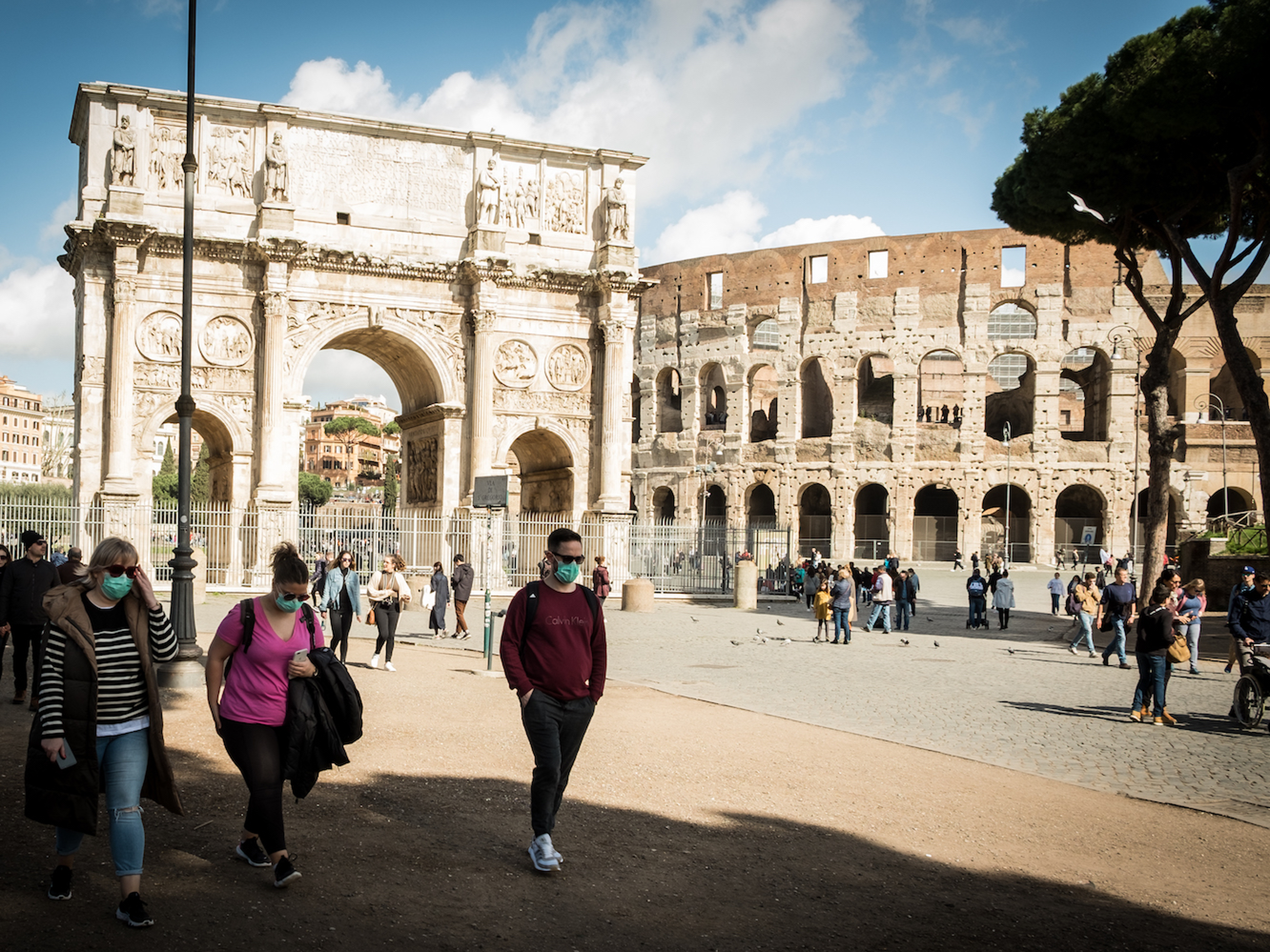 Turistas en el Coliseo Romano durante el brote de coronavirus (2020)