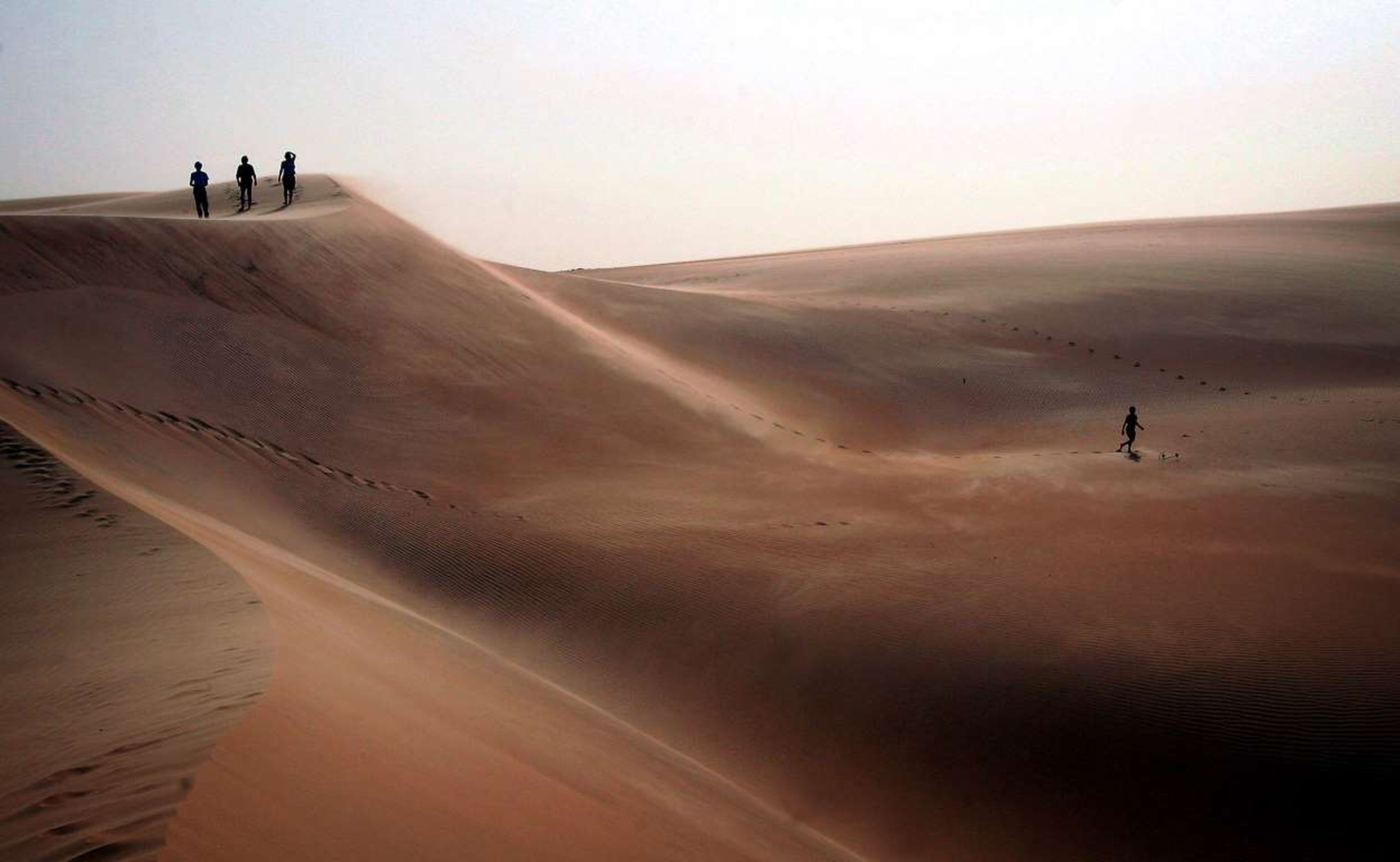 Los turistas exploran las dunas de arena en el desierto mauritano de África.