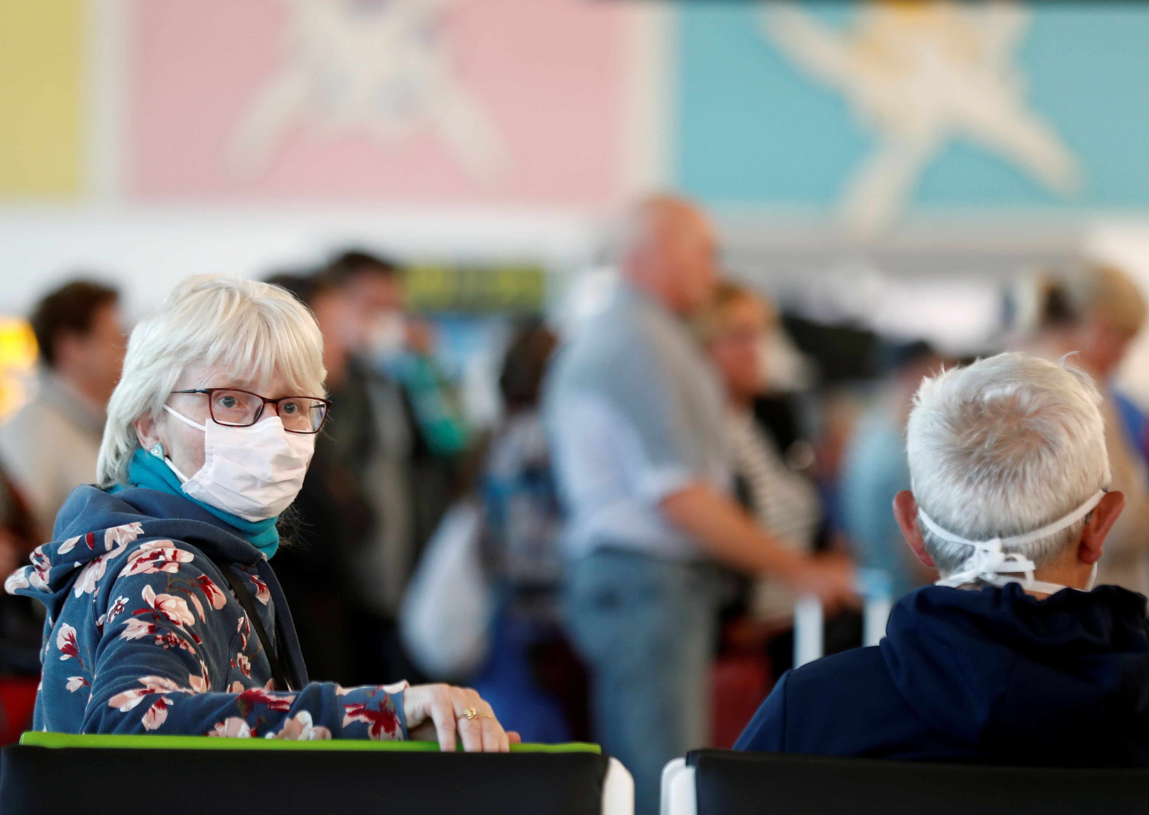 Turistas con mascarilla por el coronavirus en el aeropuerto de Gran Canaria.