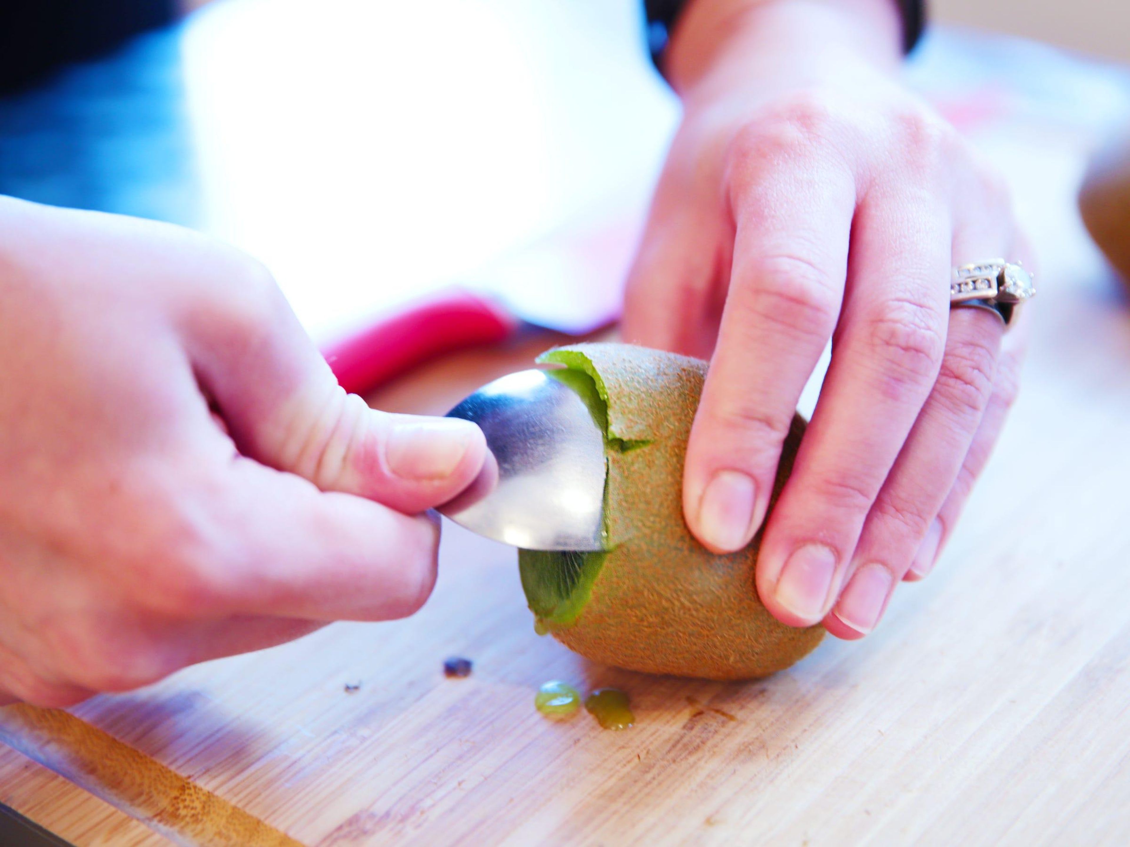 Una cuchara puede ayudar a separar el kiwi de su piel.