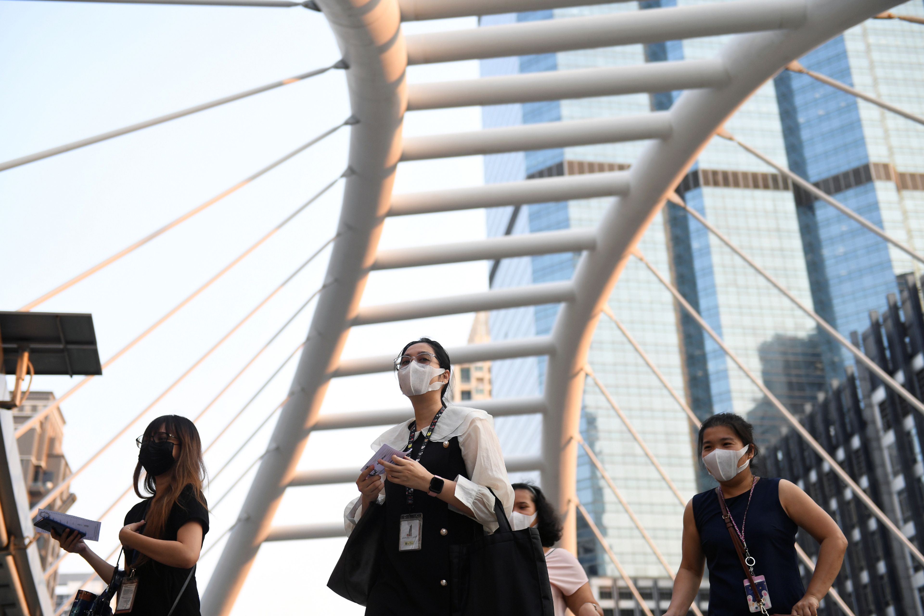 Varias mujeres con mascarilla pasean en Bangkok (Tailandia)