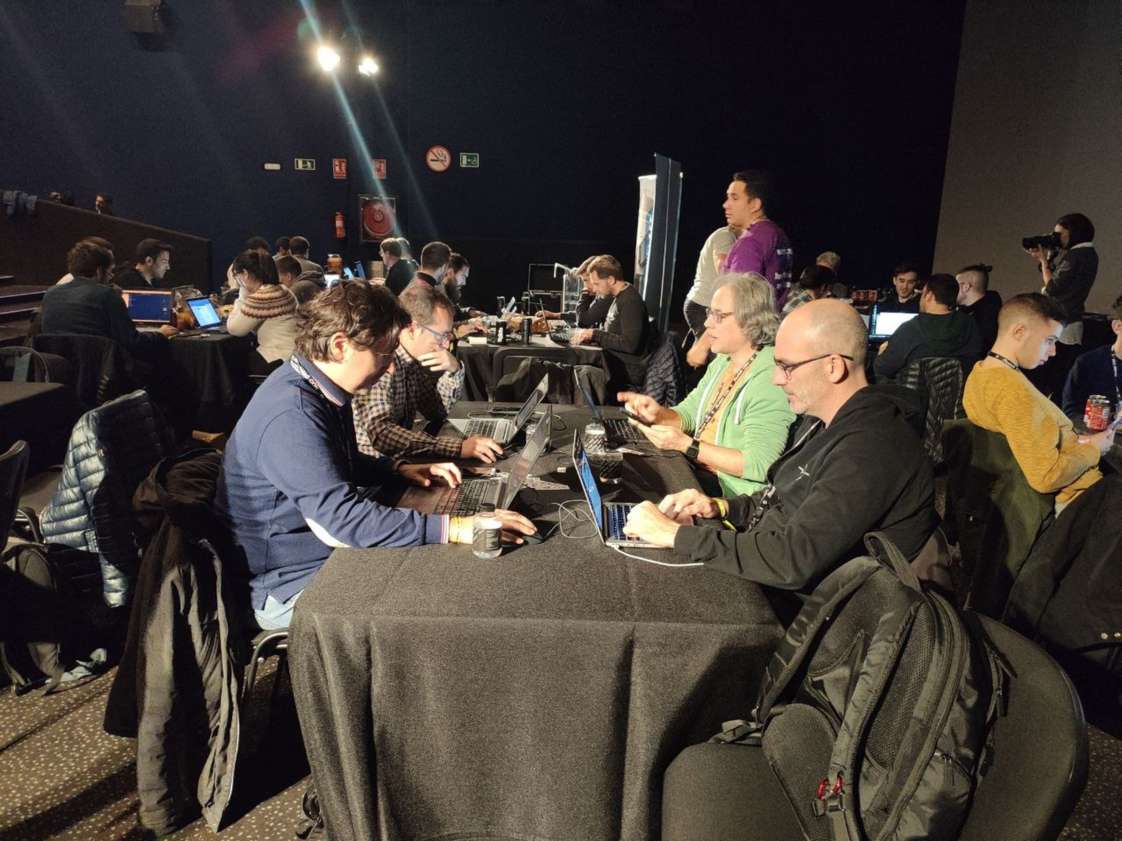 Varios hackers en la Hacker Night de la RootedCON.