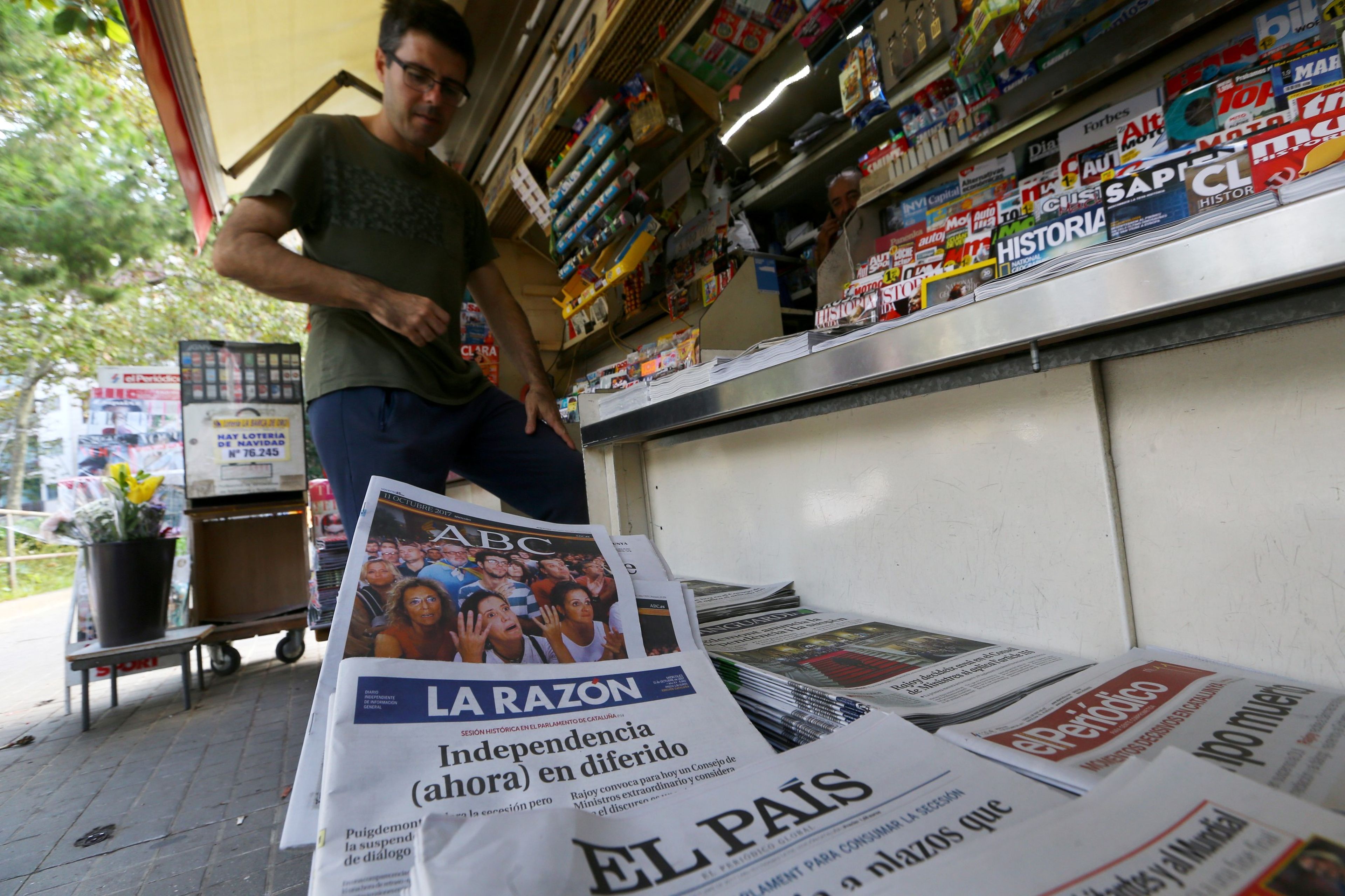 Varios periódicos en un quiosco de España