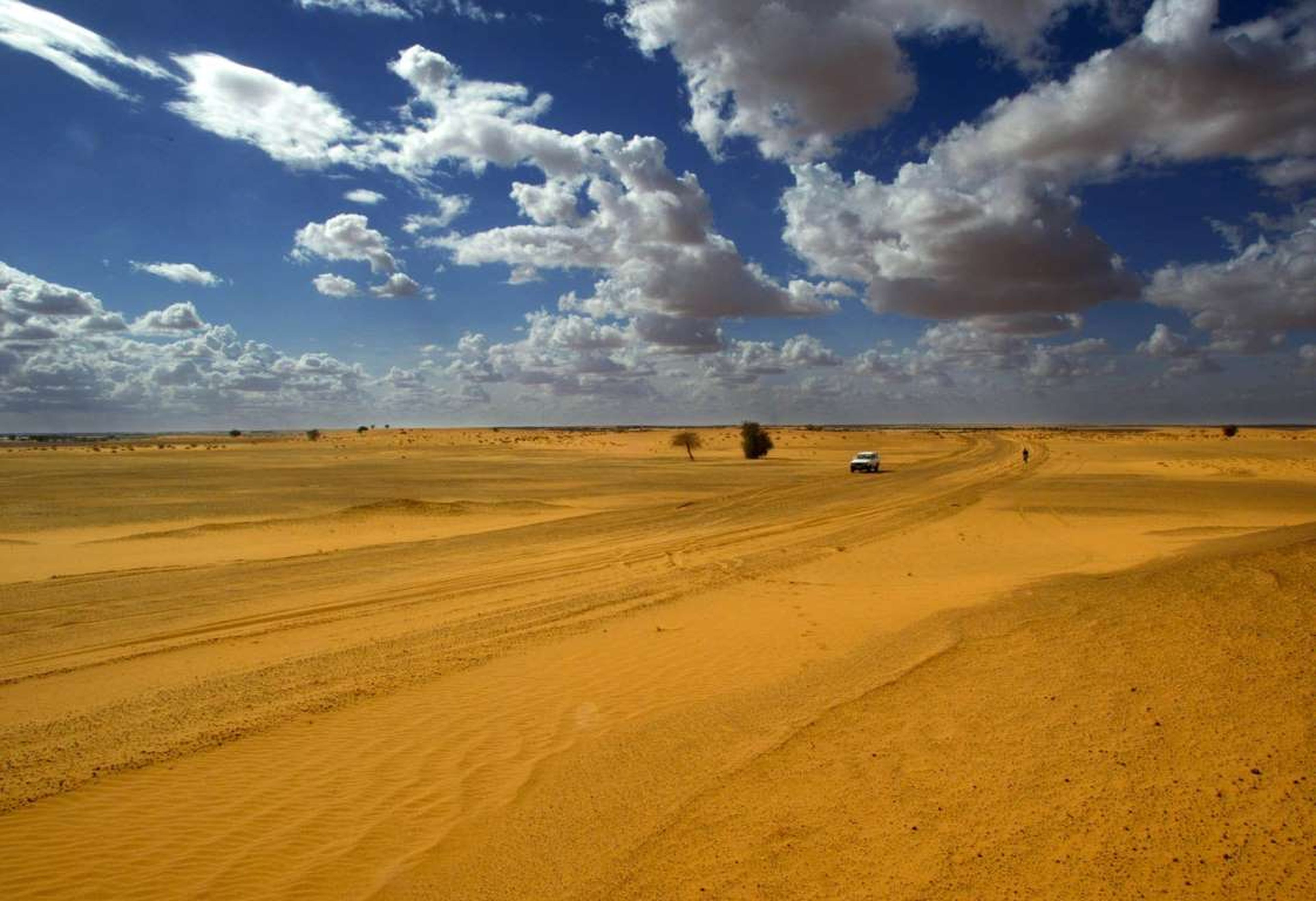 Un vehículo atraviesa la frontera del desierto del Sahara.