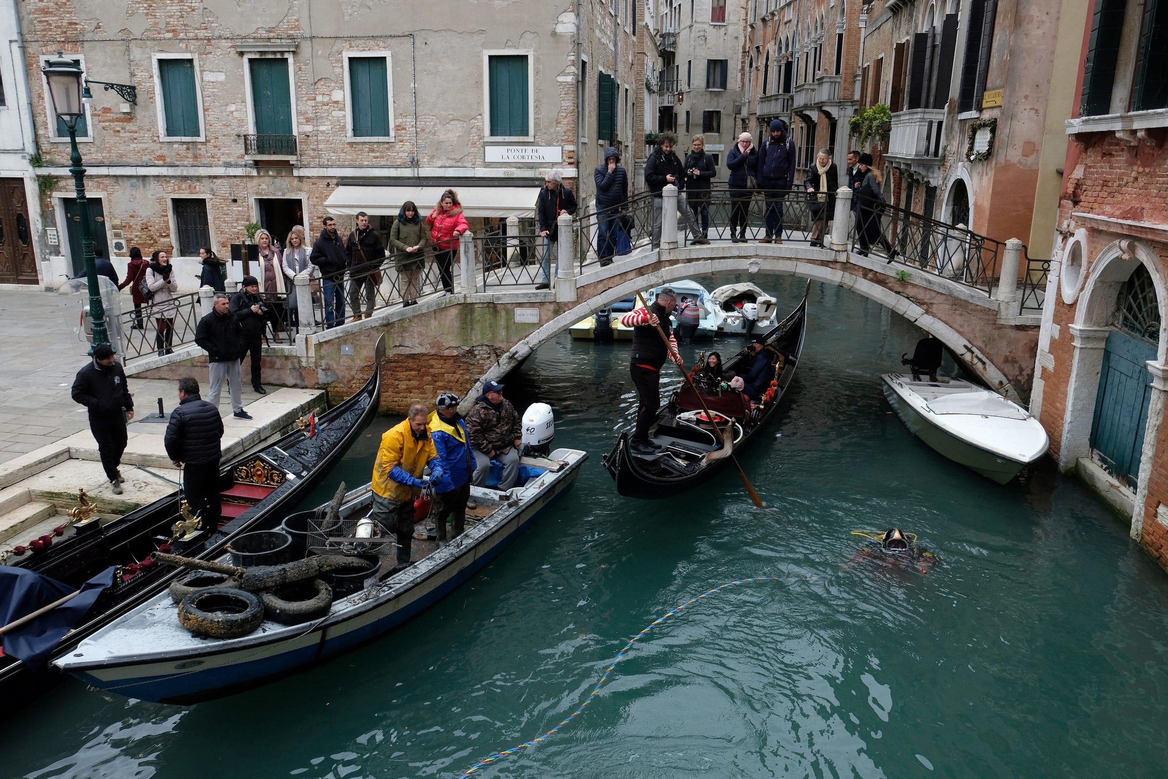 Un grupo de buzos recoge los residuos de los canales de Venecia como parte de una operación de limpieza en 2019.