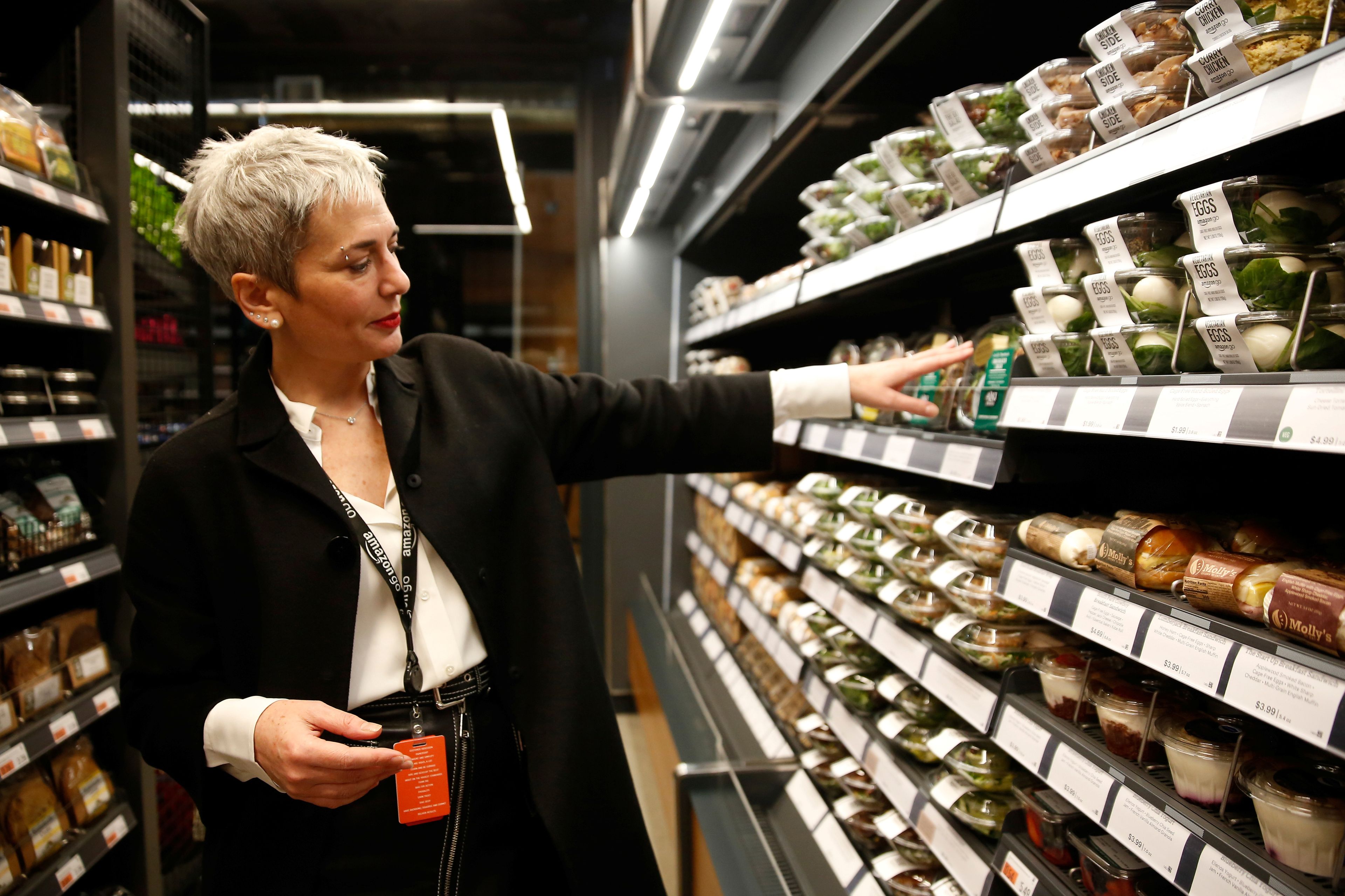 La vicepresidenta de Amazon Go, Gianna Puerini, enseña una de sus tiendas sin cajeros.