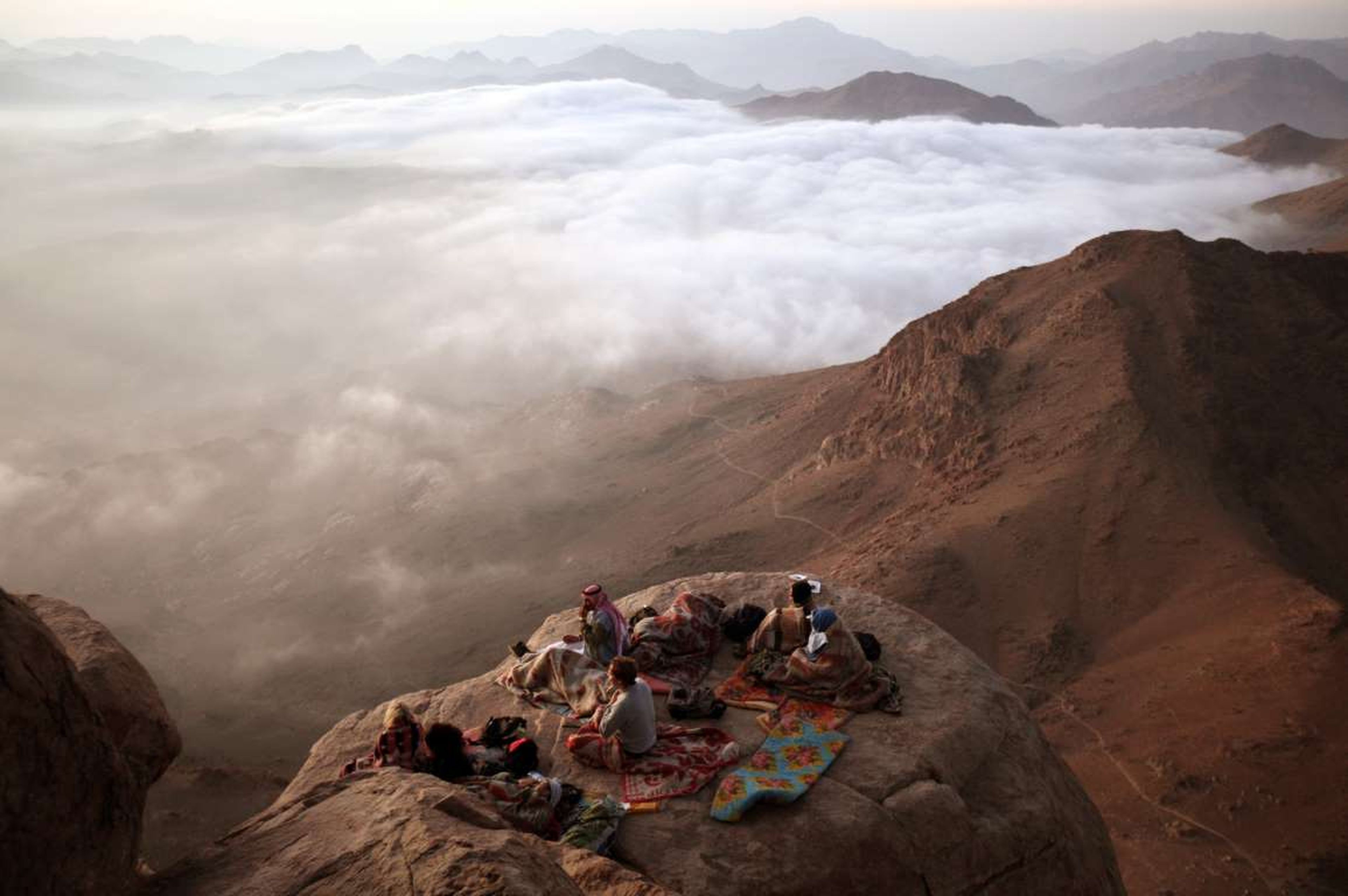 Los visitantes observan la salida del sol desde el Monte Moisés, en la península Sinaí.