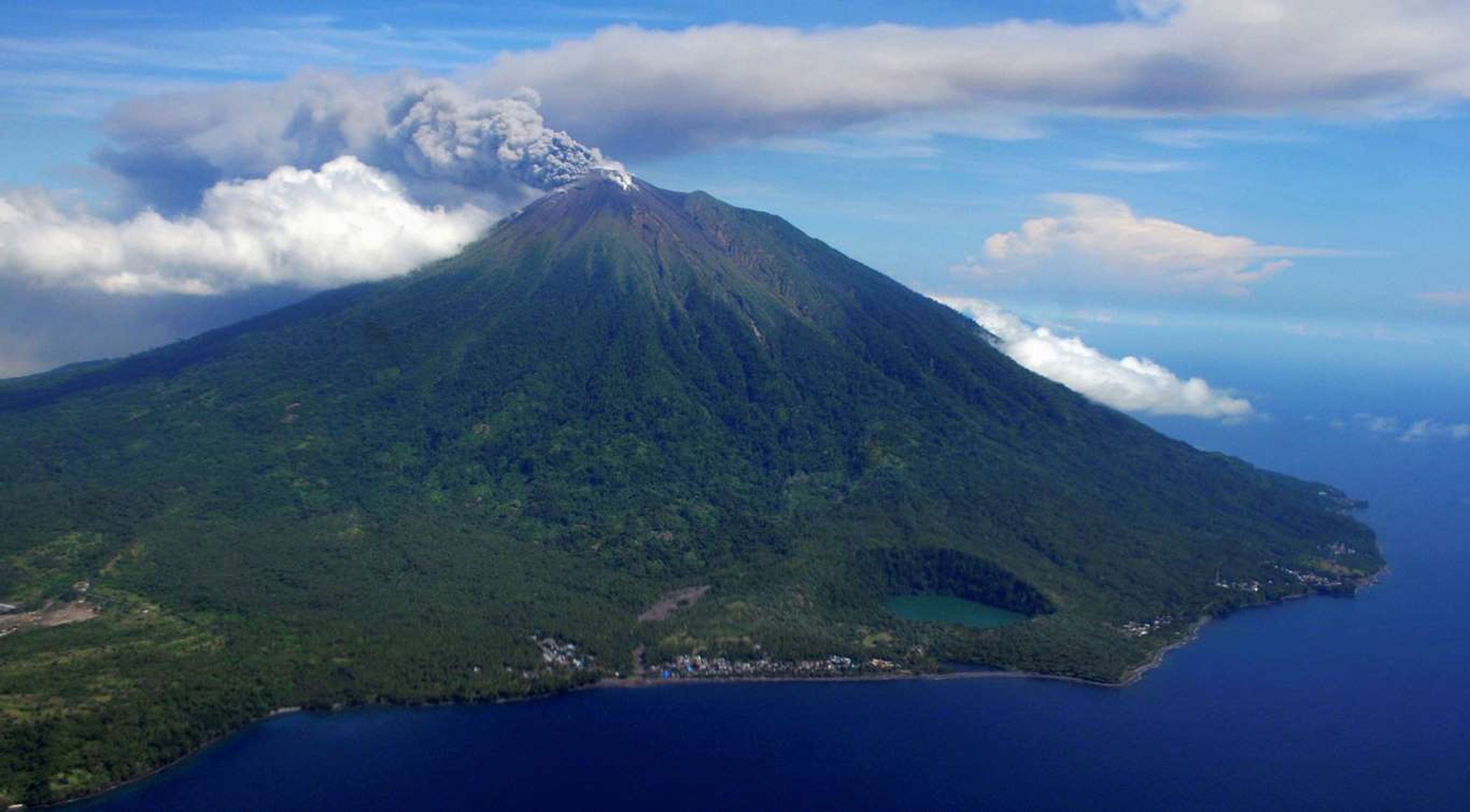 Vista aérea del Monte Gamalama, mientras arroja ceniza volcánica después de entrar en erupción, en la Isla de Ternate de Indonesia.