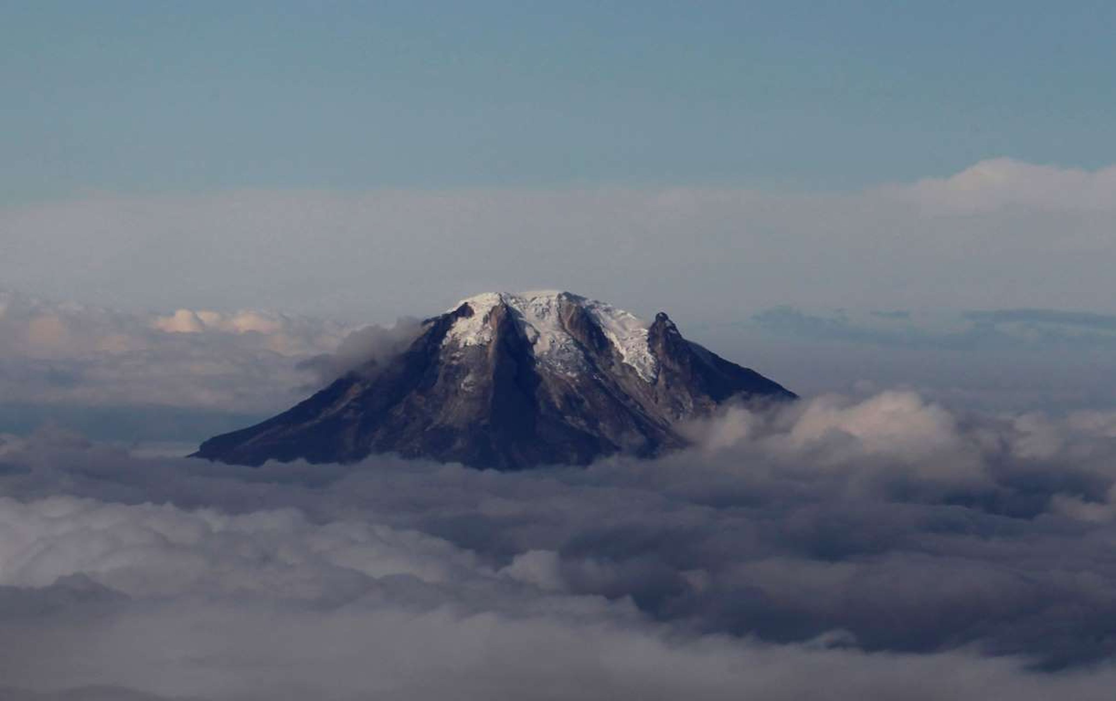 Una vista aérea del volcán Nevado del Tolima, en Colombia.