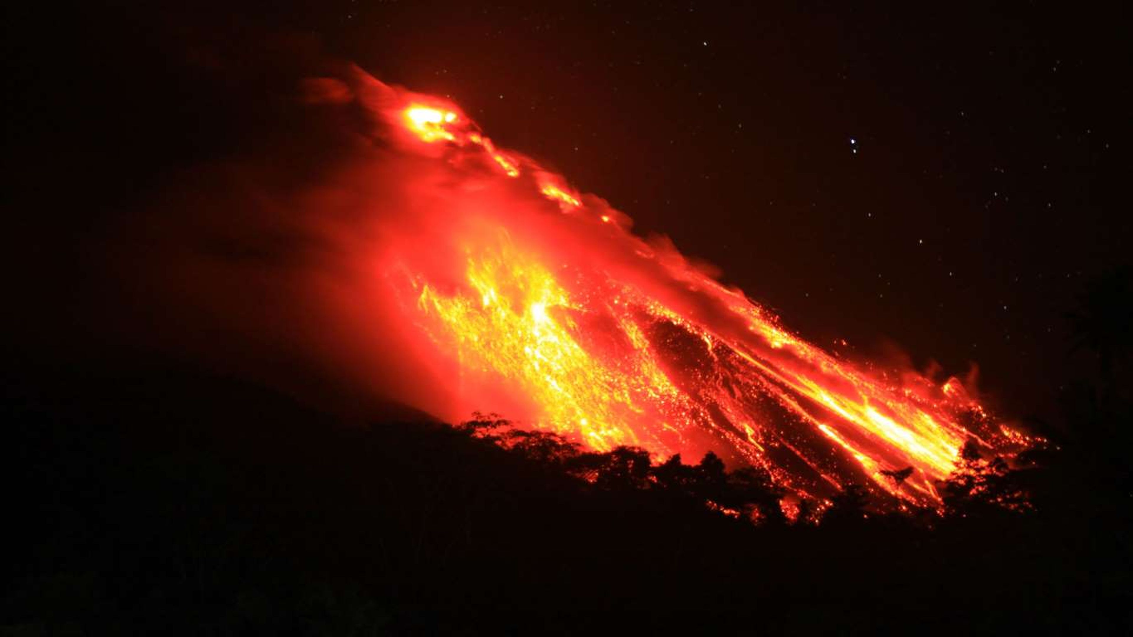 El Volcán Monte Karangetang escupe lava y deja estas vistas en el pueblo de Bebali, en Indonesia.
