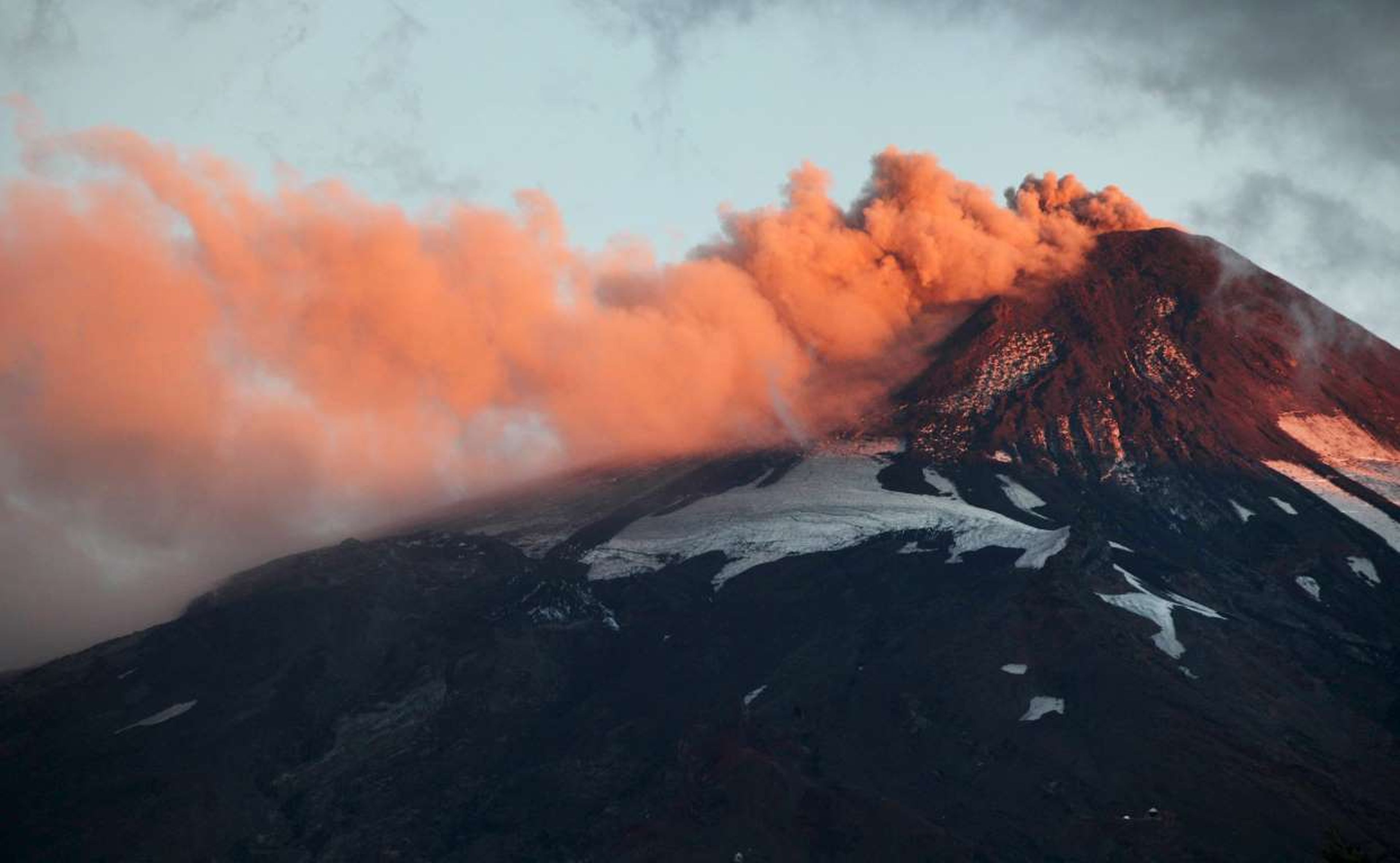 El volcán de Villarrica en Chile arroja humo y lava a finales de marzo.