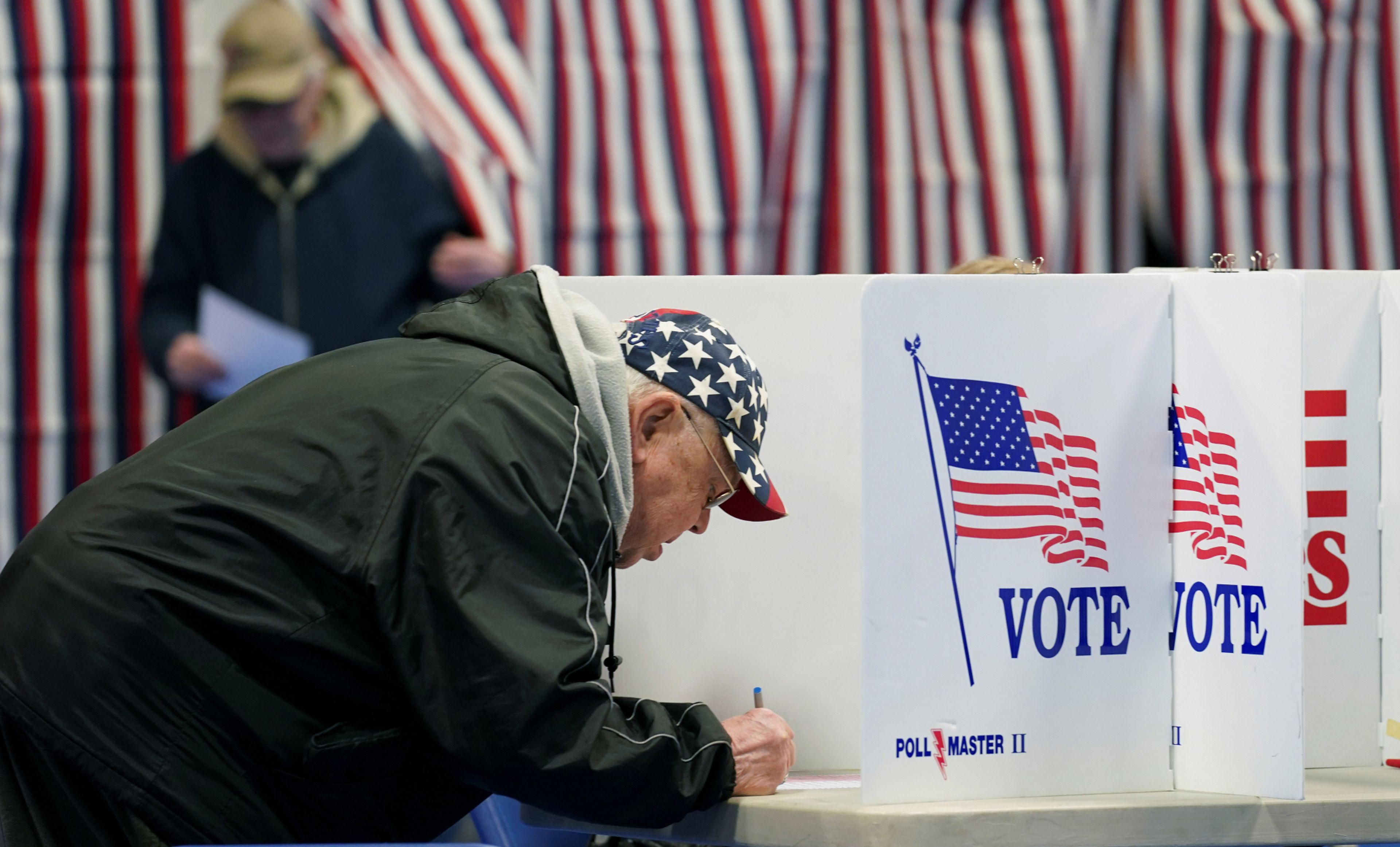 Un votante rellena su papeleta ante las urnas de las primarias de New Hampshire