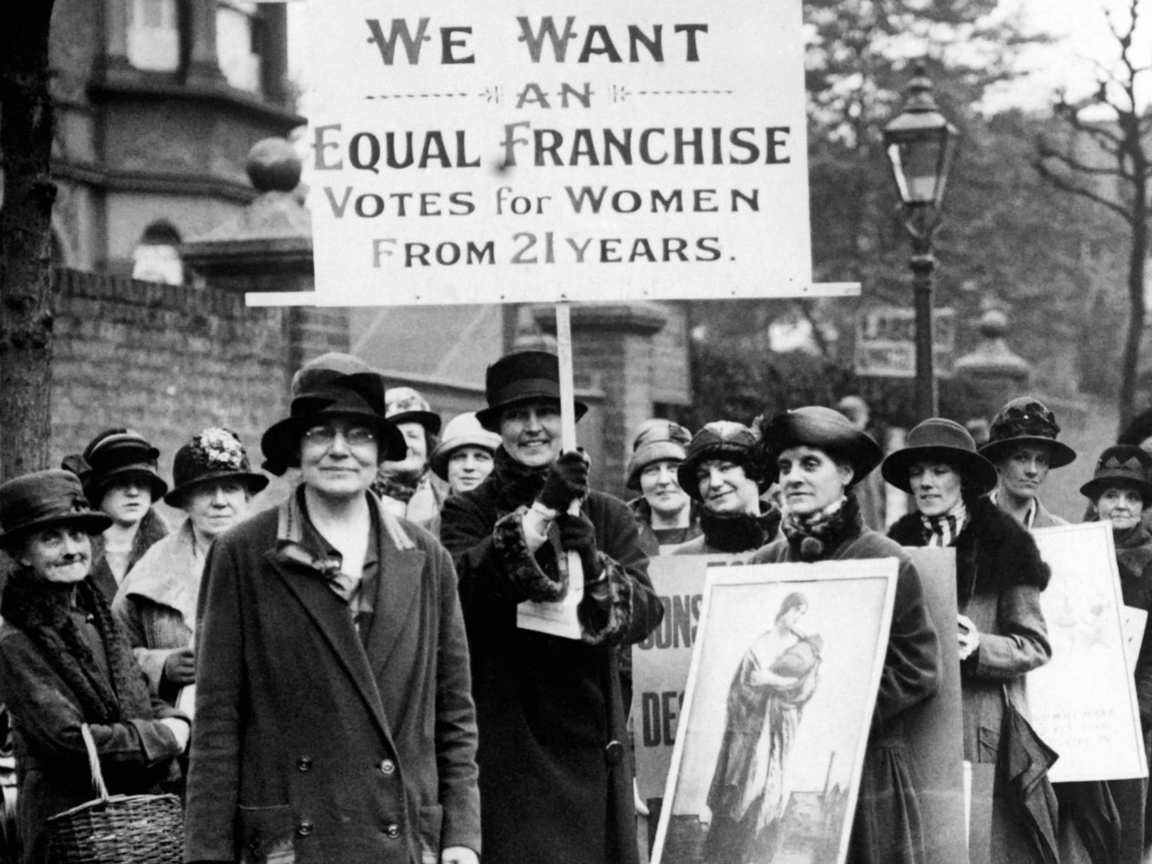 Un grupo de mujeres se manifiesta por el derecho al voto en Londres, 1920.