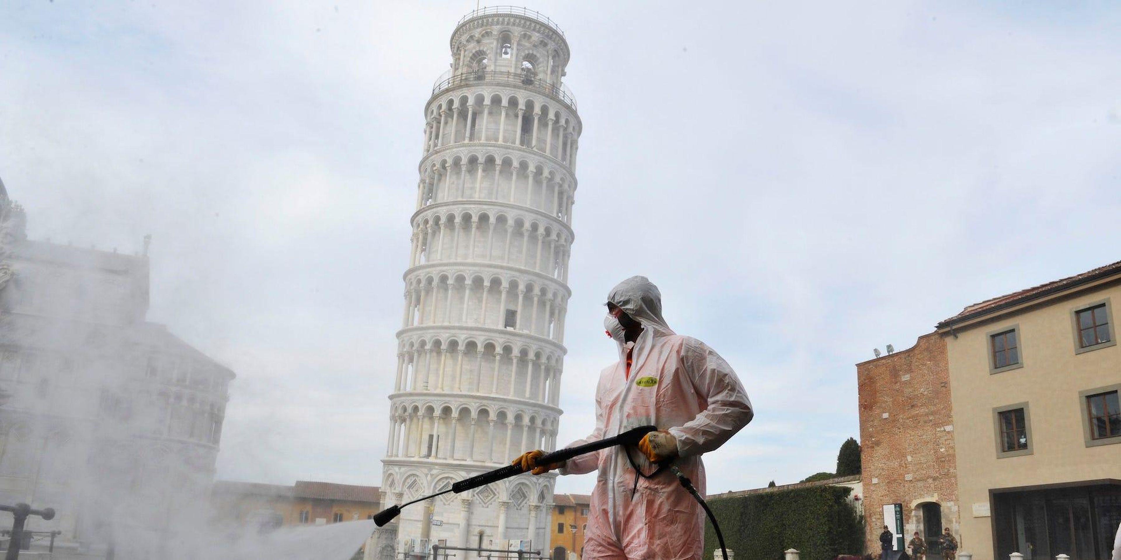 Desinfectan la Piazza dei Miracoli cerca de la Torre de Pisa en Pisa, Italia, el 17 de marzo de 2020.