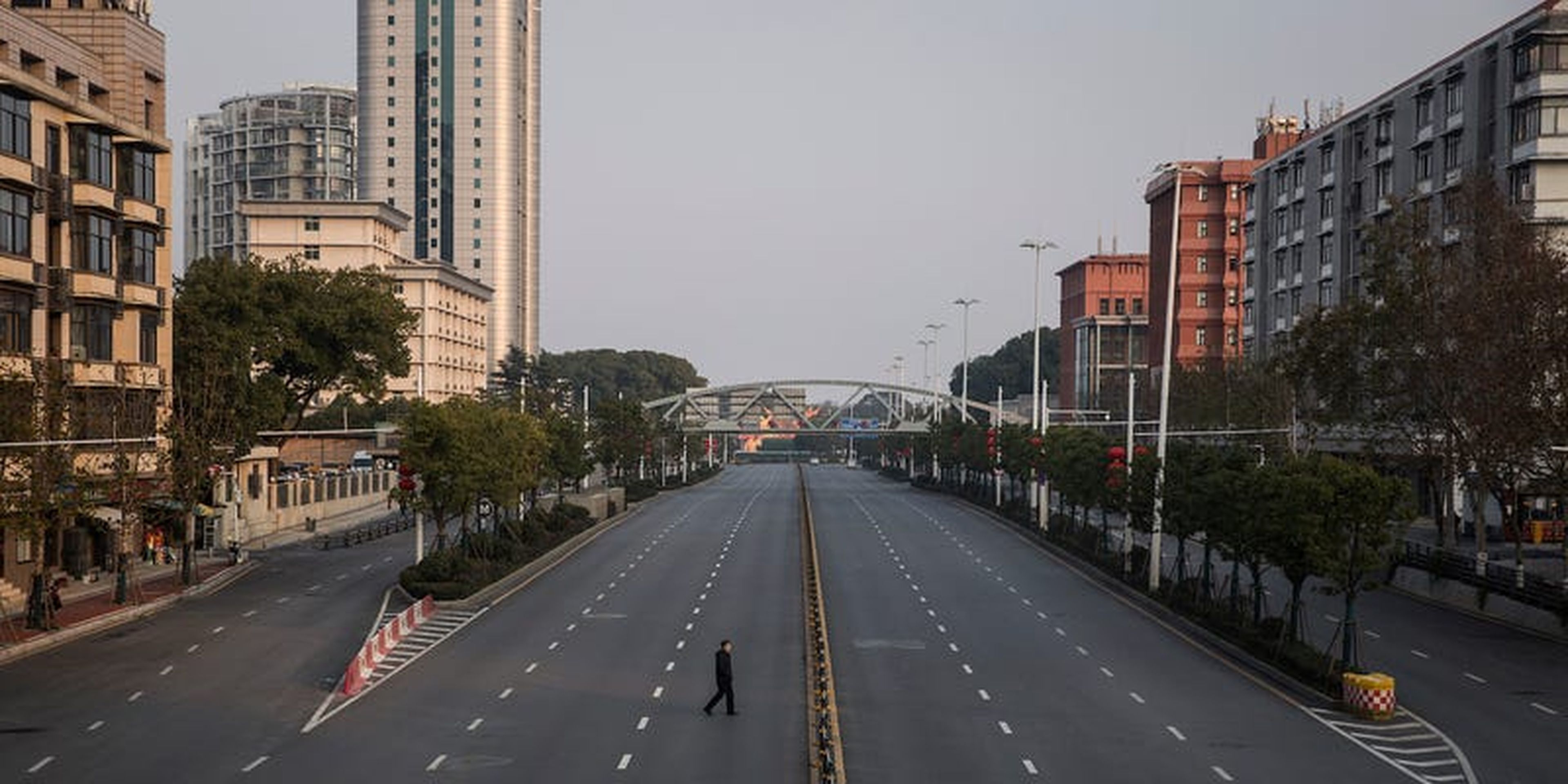 Un hombre cruza una carretera vacía el 3 de febrero de 2020 en Wuhan.