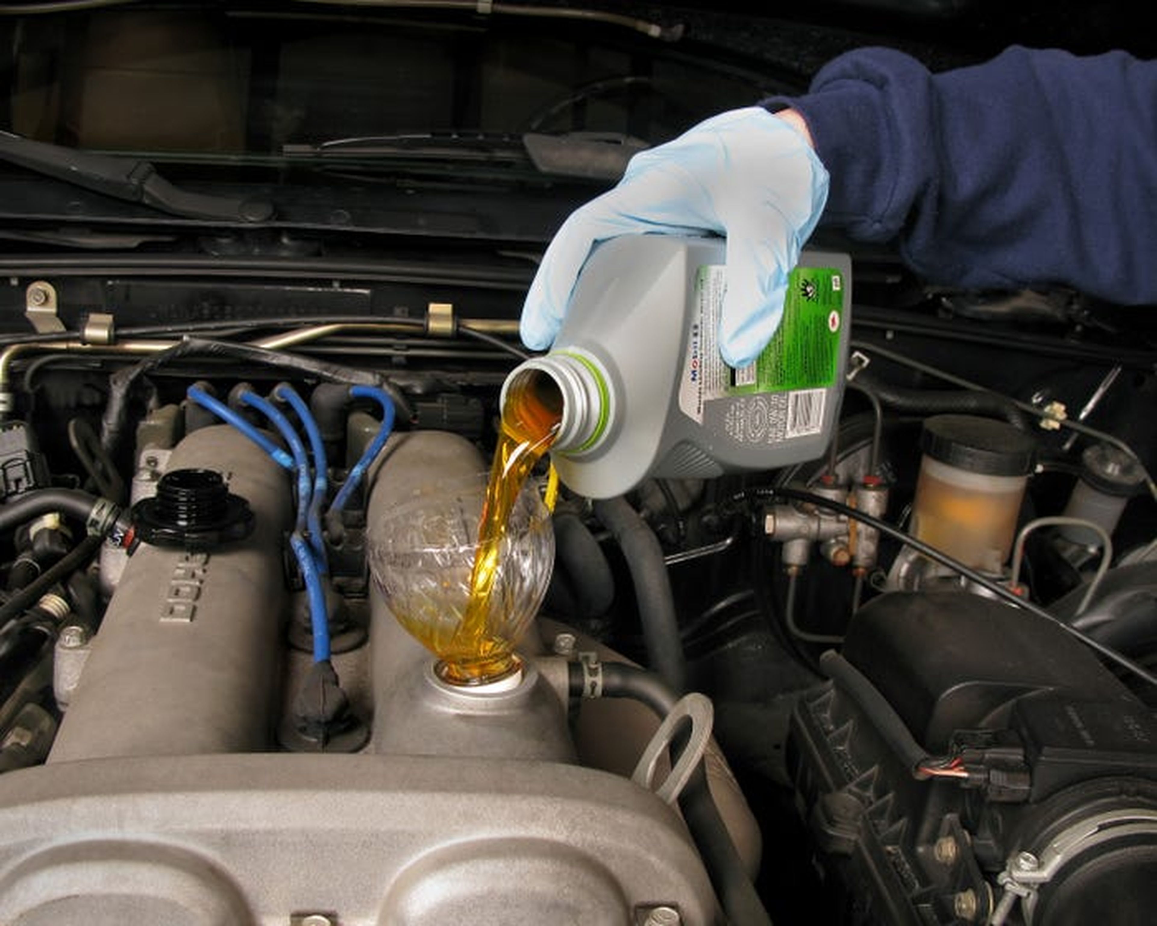 Un cambio de aceite hace que el motor funcione con más suavidad.