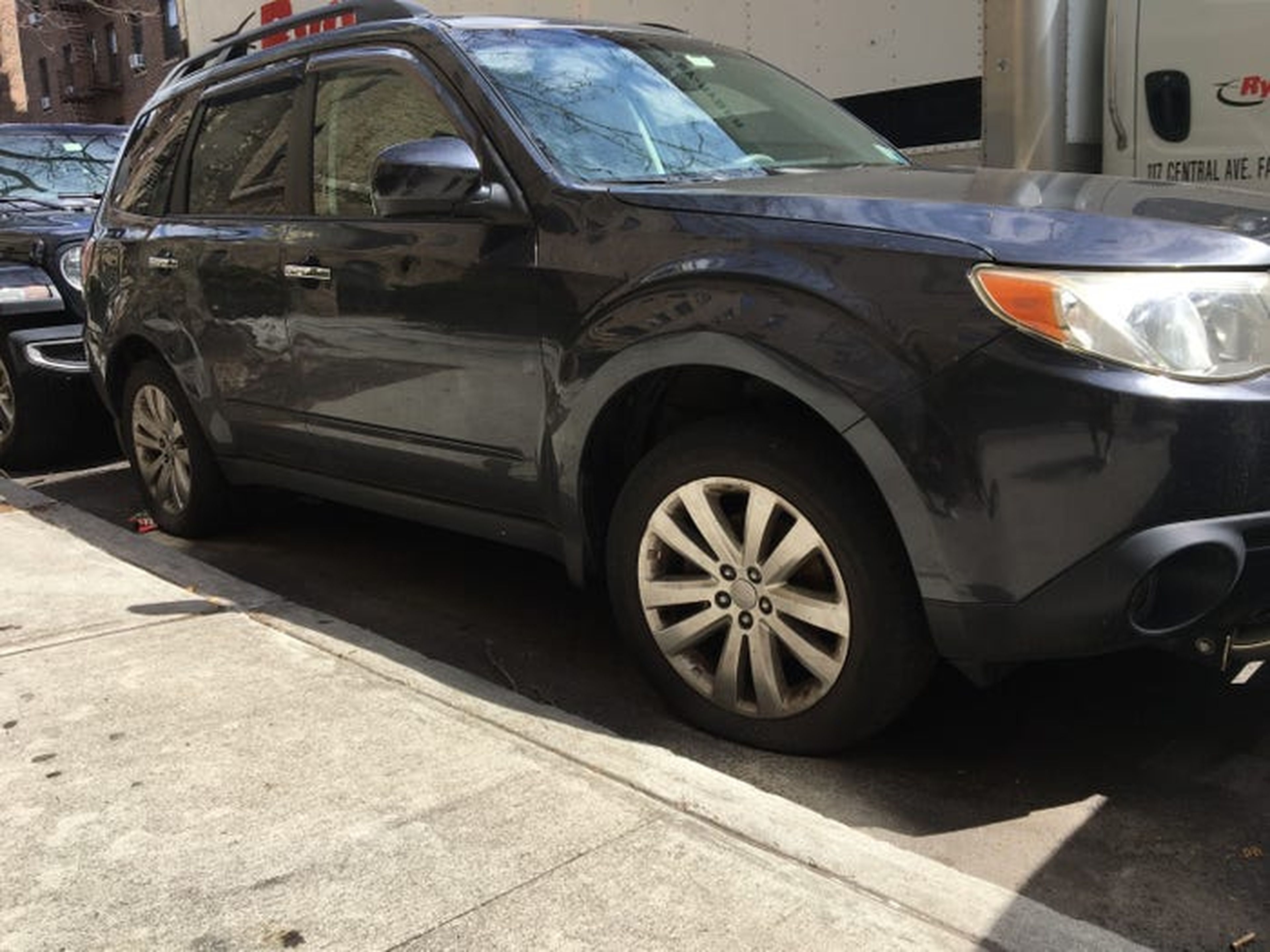 Coche con neumáticos deshinchados aparcado en Nueva York durante la pandemia de coronavirus.