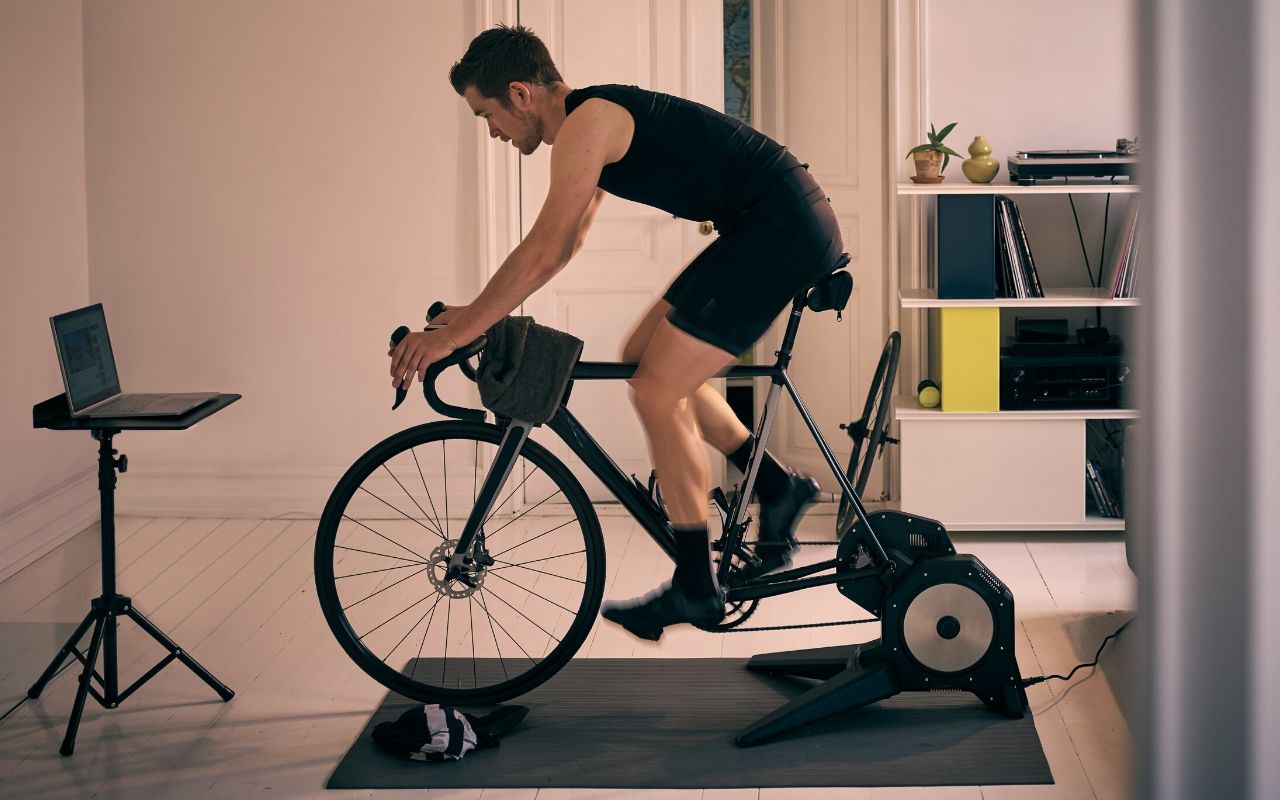 Galantería antepasado A merced de Los 3 mejores rodillos para convertir tu bicicleta en una estática |  Business Insider España