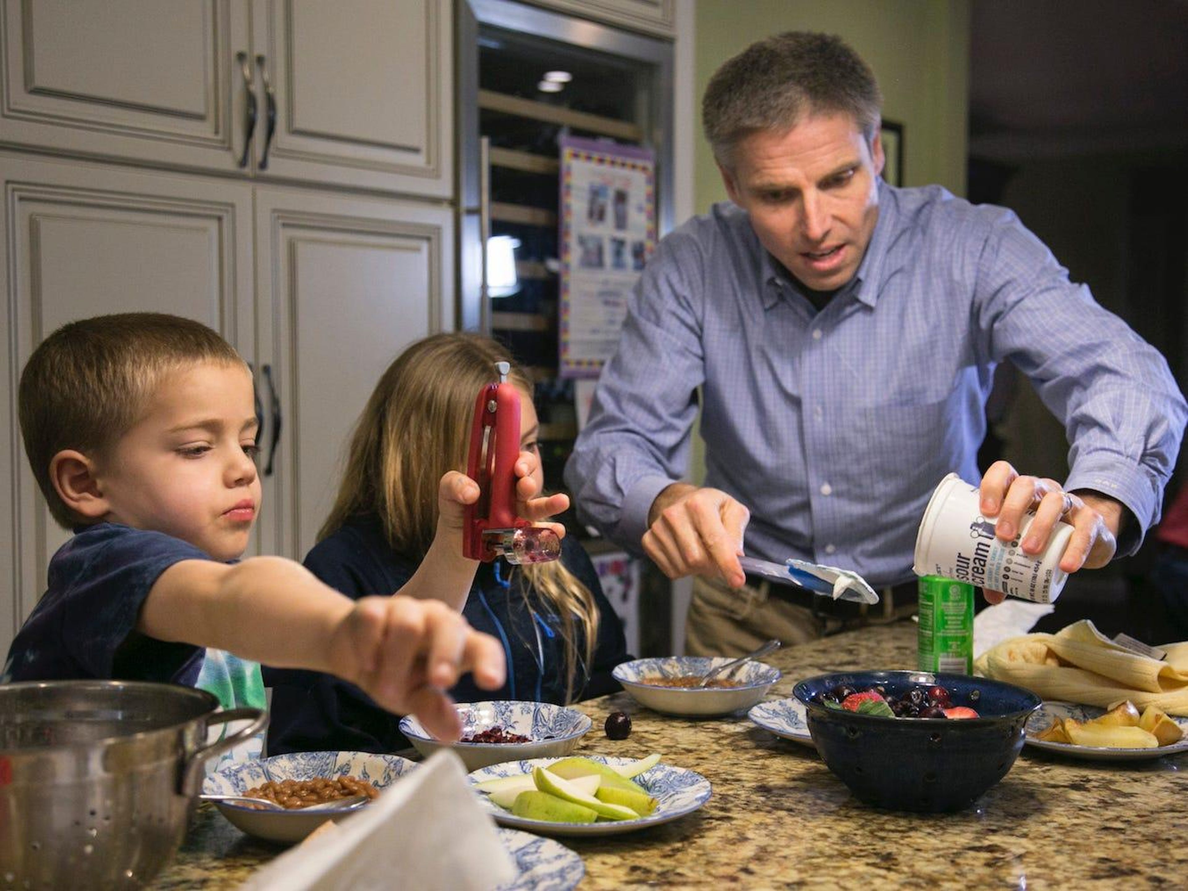 Carl Krawitt prepara la cena con su hijo Rhett y su hija Annesley en su casa de Corte Madera, California.
