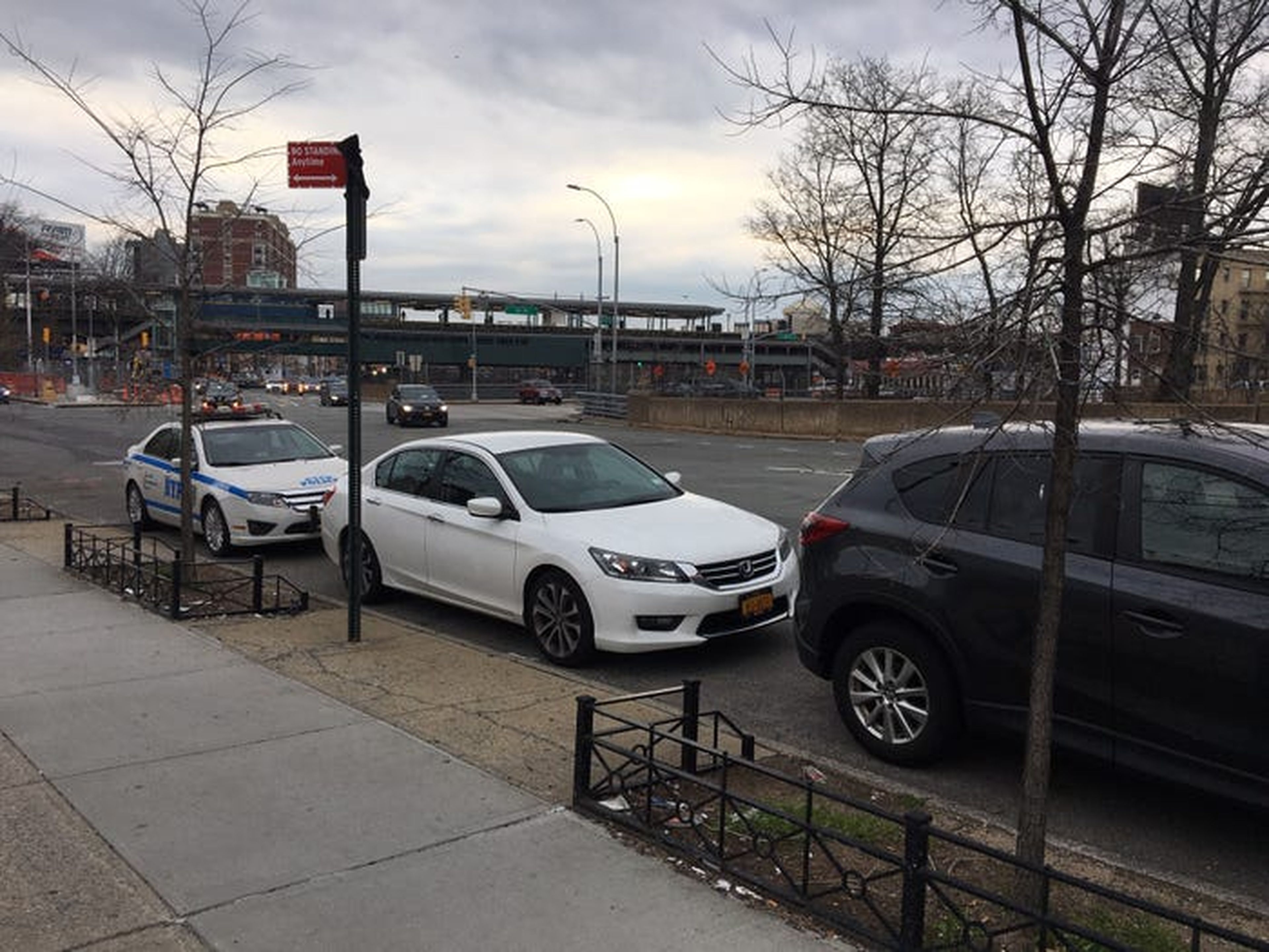 Coches aparcados ilegalmente en una calle de Nueva York.