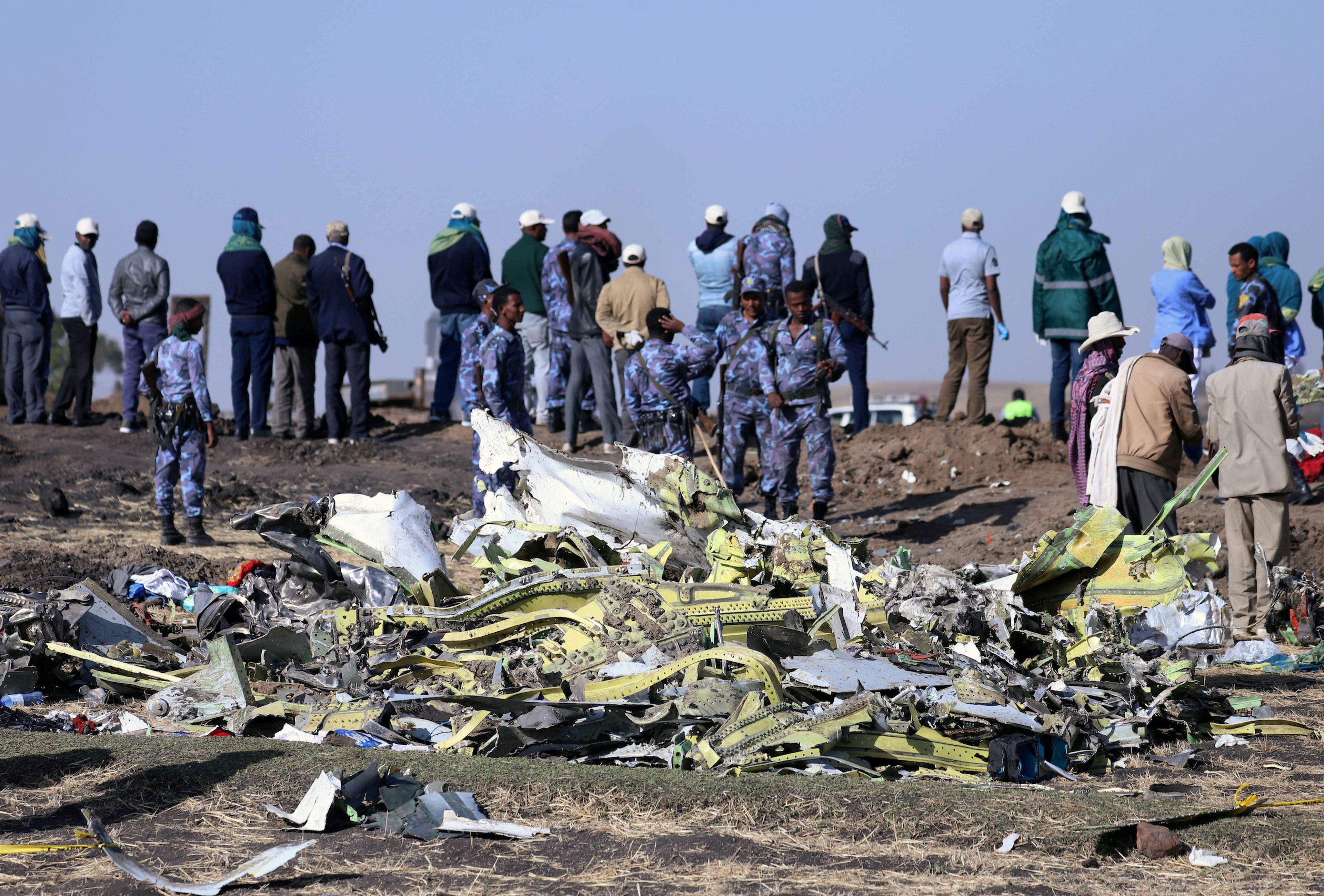 Policías miran los restos del avión siniestrado de Ethiopian Airlines ET 302 cerca de la ciudad de Bishoftu, Etiopía, en marzo de 2019.