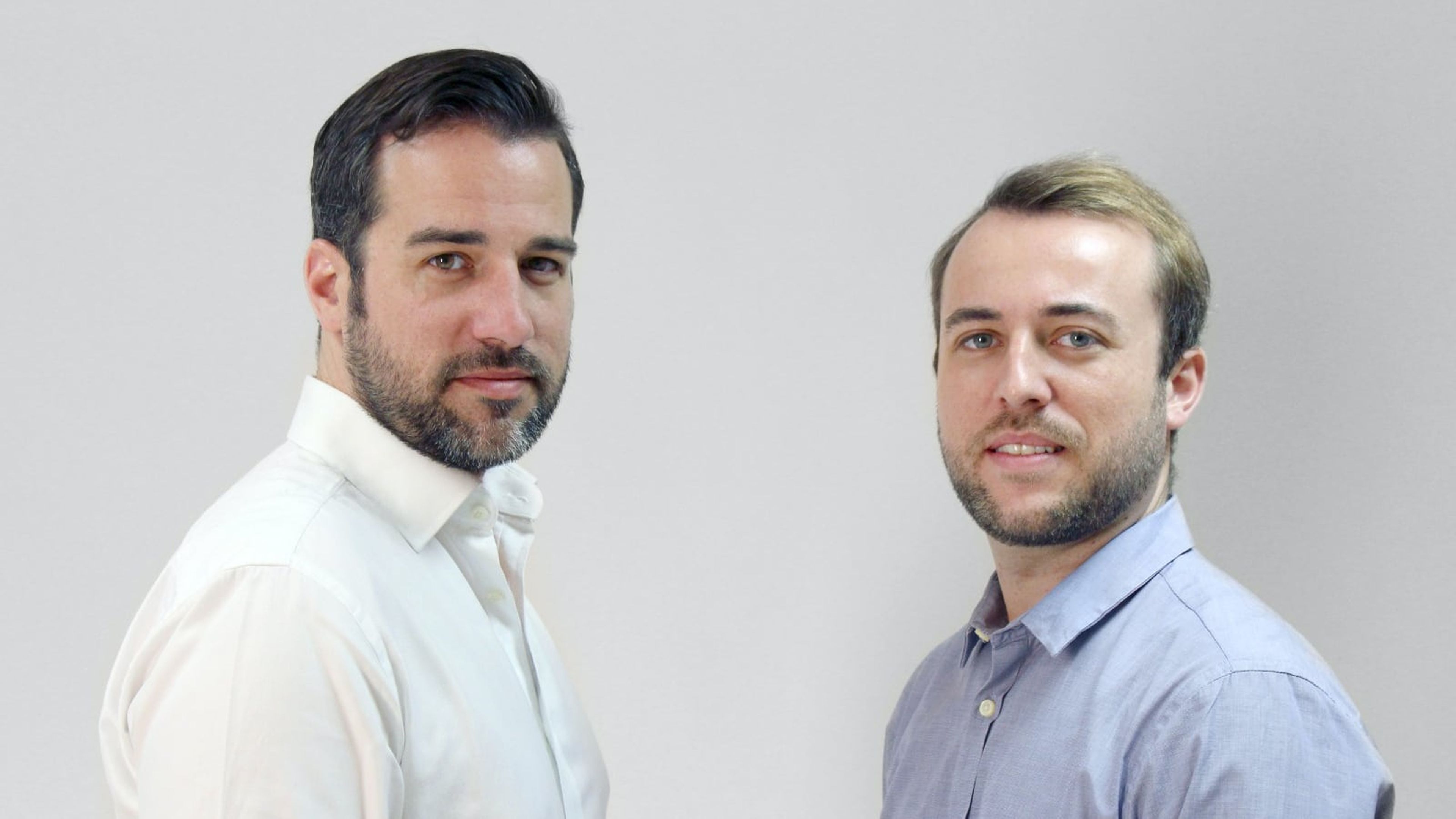 Alejandro (i) y Sergio (d) Esteve de Miguel, fundadores de Bigle Legal.