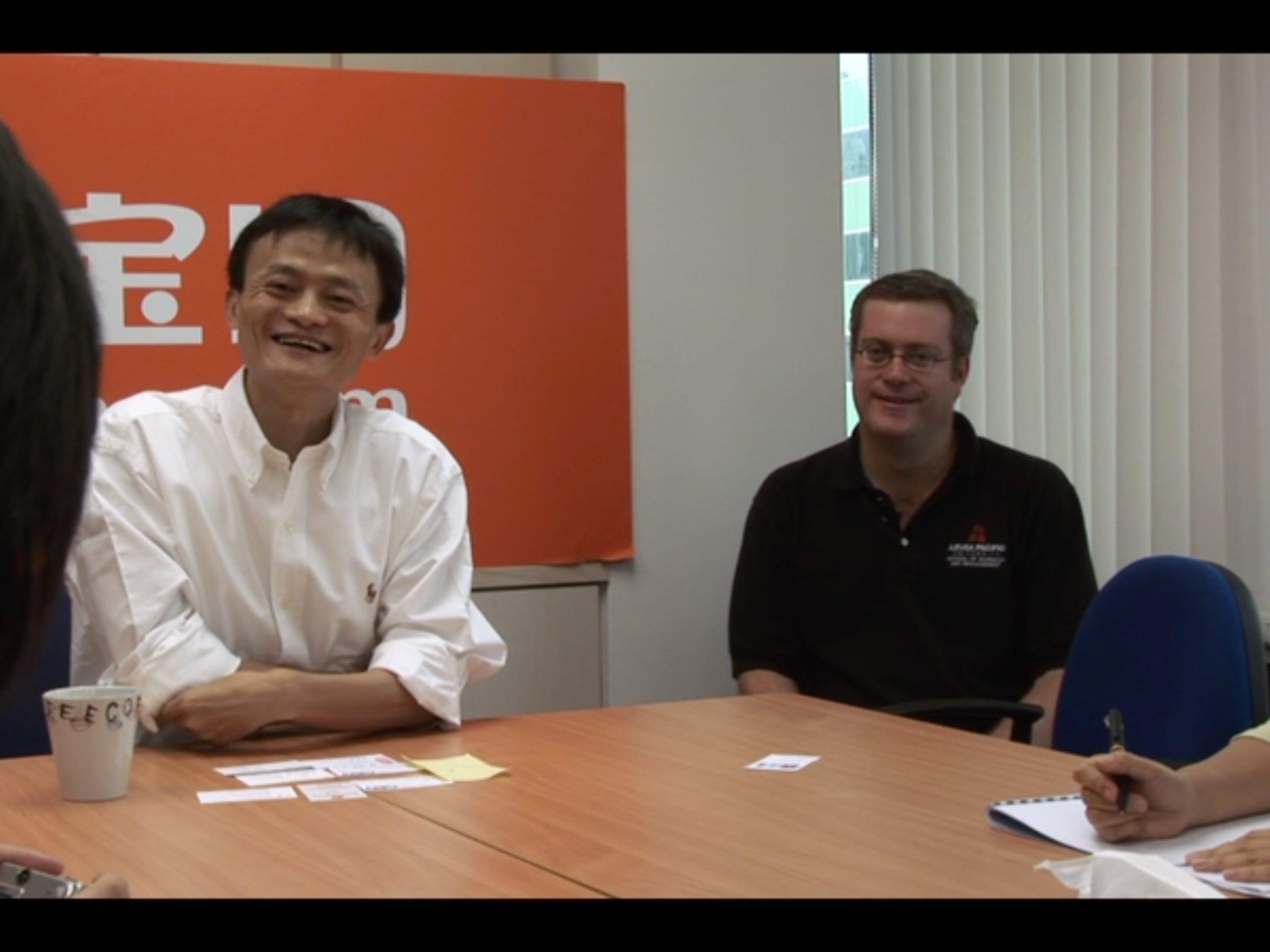 Los cofundadores de Alibaba, Jack Ma, y Porter Erisman, en una conferencia de prensa para Taobao después de la crisis del SARS.