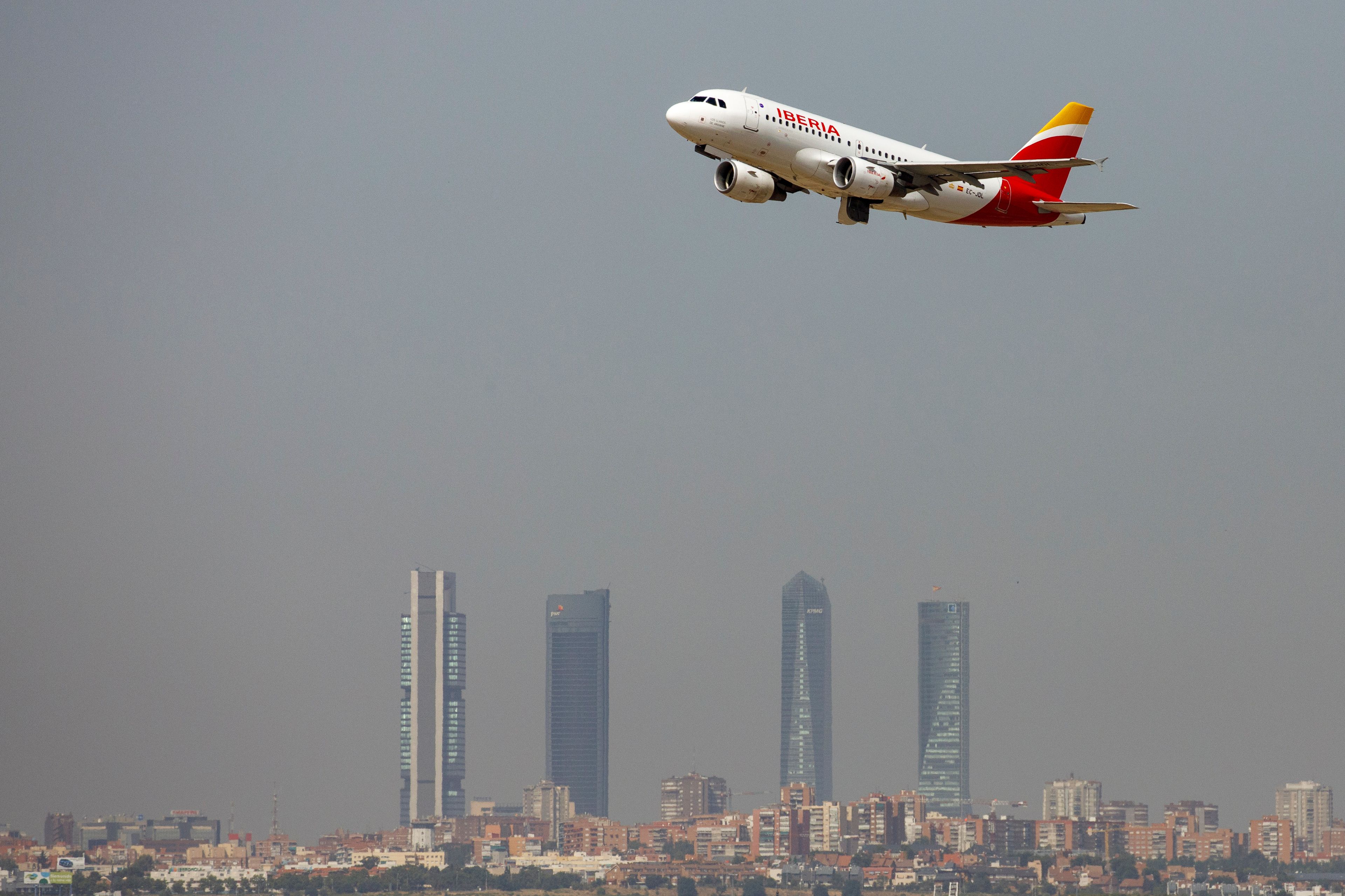 Un avión de Iberia sale del Aeropuerto de Madrid-Barajas Adolfo Suárez.