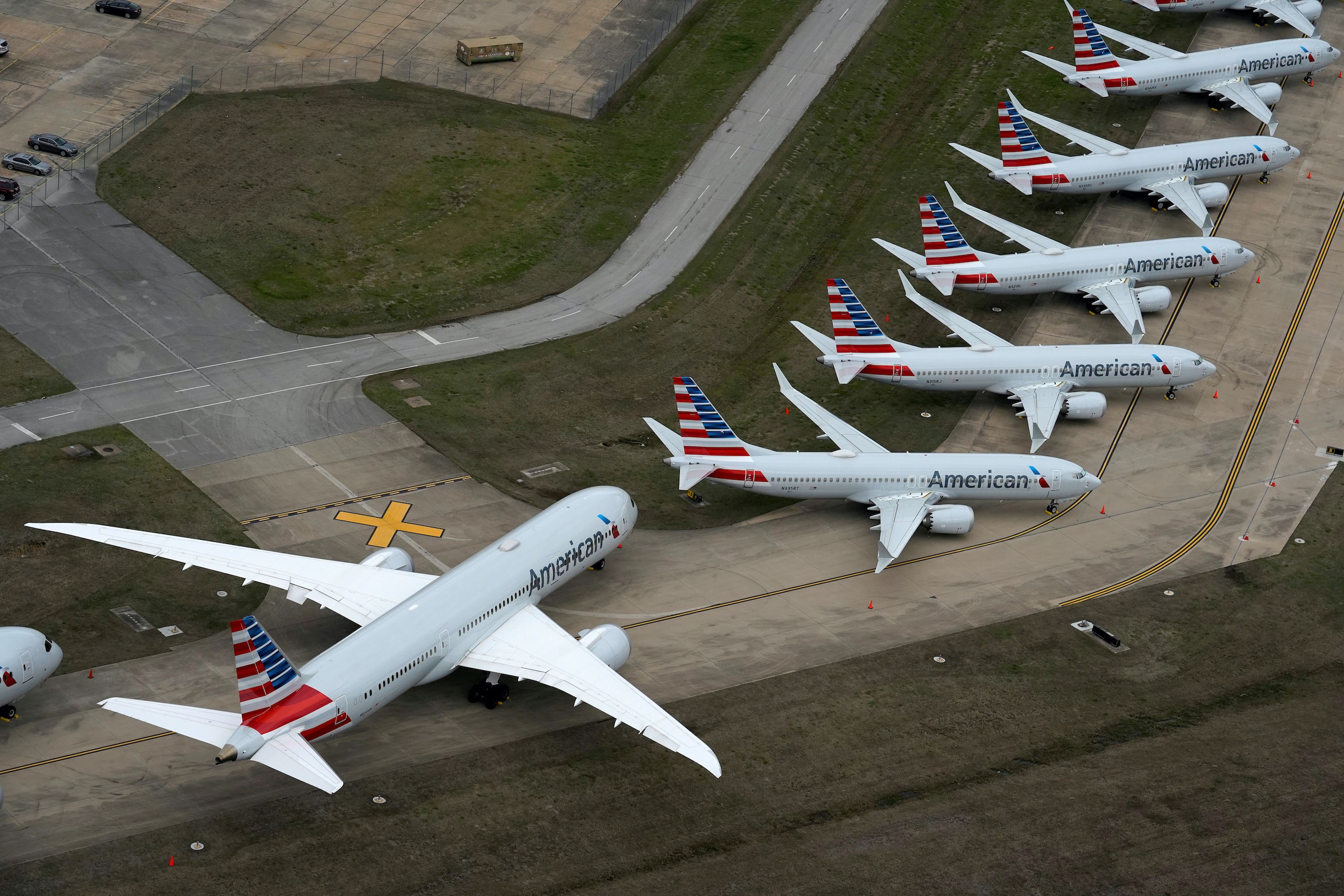 Aviones de American Airlines aparcados en el Aeropuerto Internacional de Tulsa en Oklahoma, EEUU, en marzo de 2020.