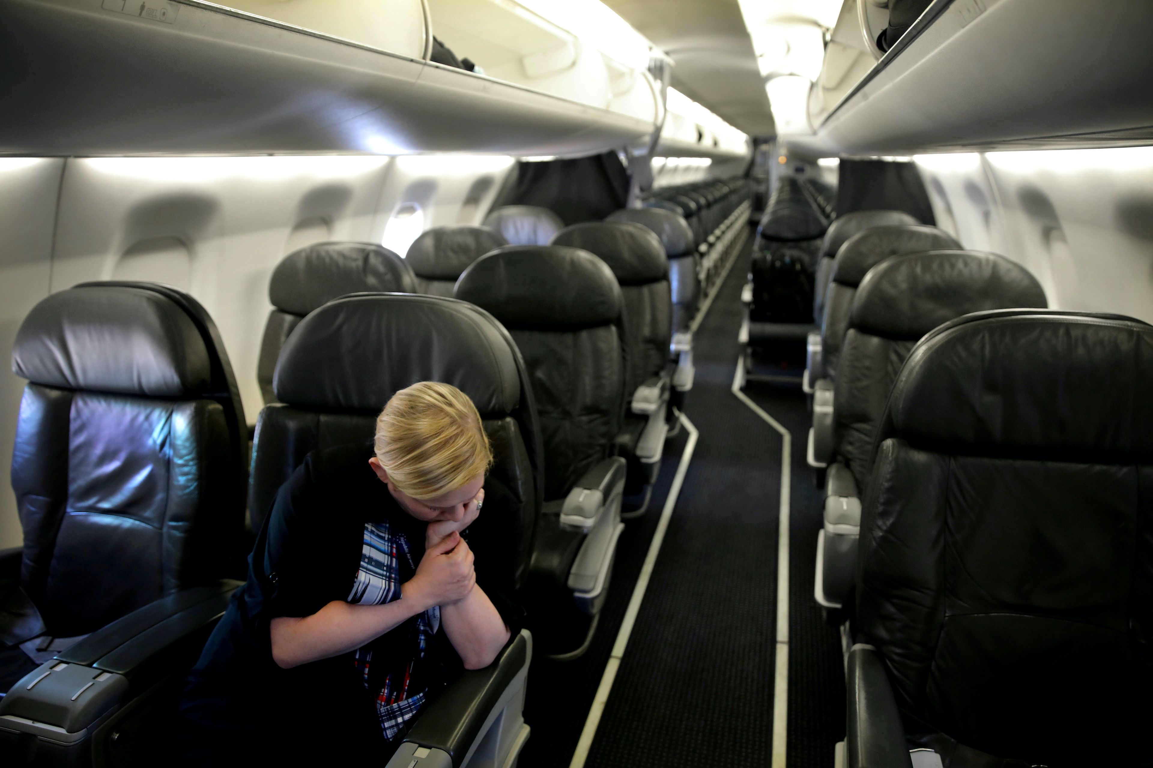Una azafata en un vuelo que solo viaja con un pasajero entre Washington y Nueva Orleans, EEUU, en abril de 2020.