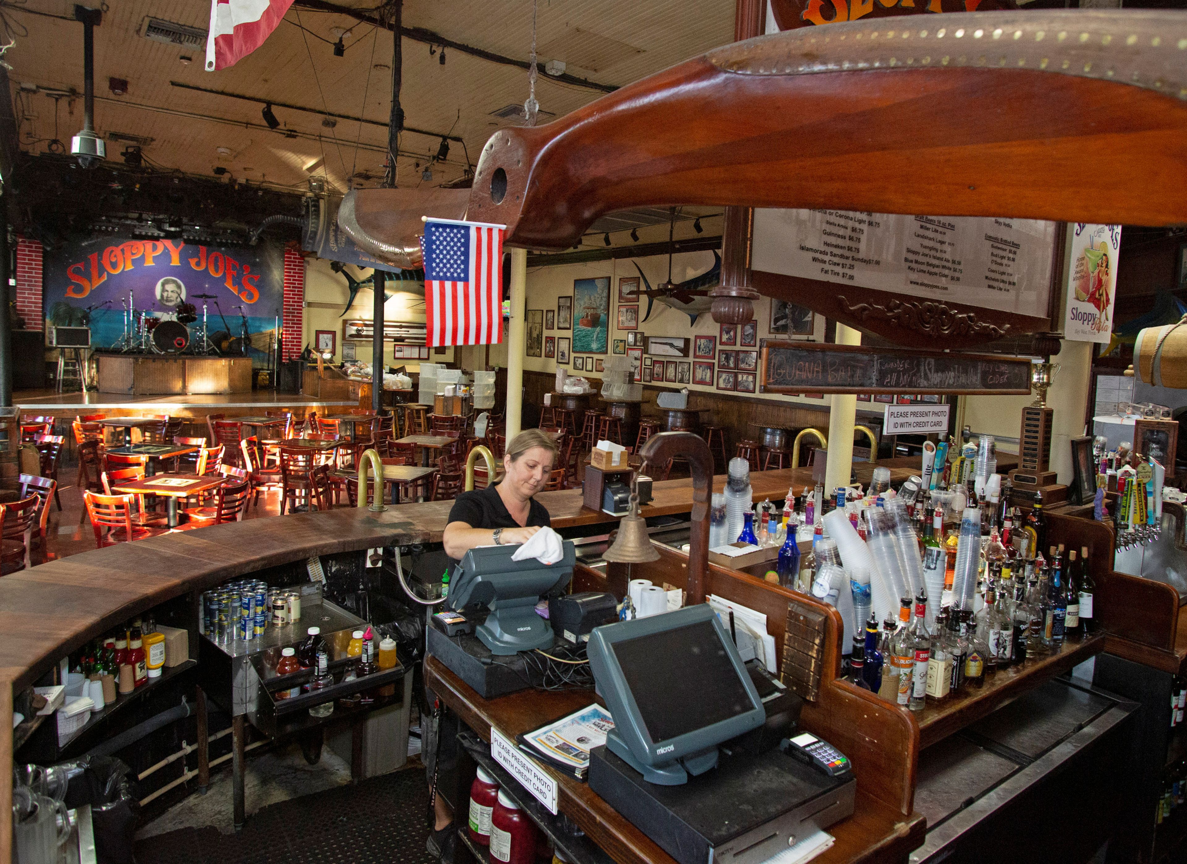 Un bar Sloppy Joe's de Florida, vacío antes de la clausura por coronavirus