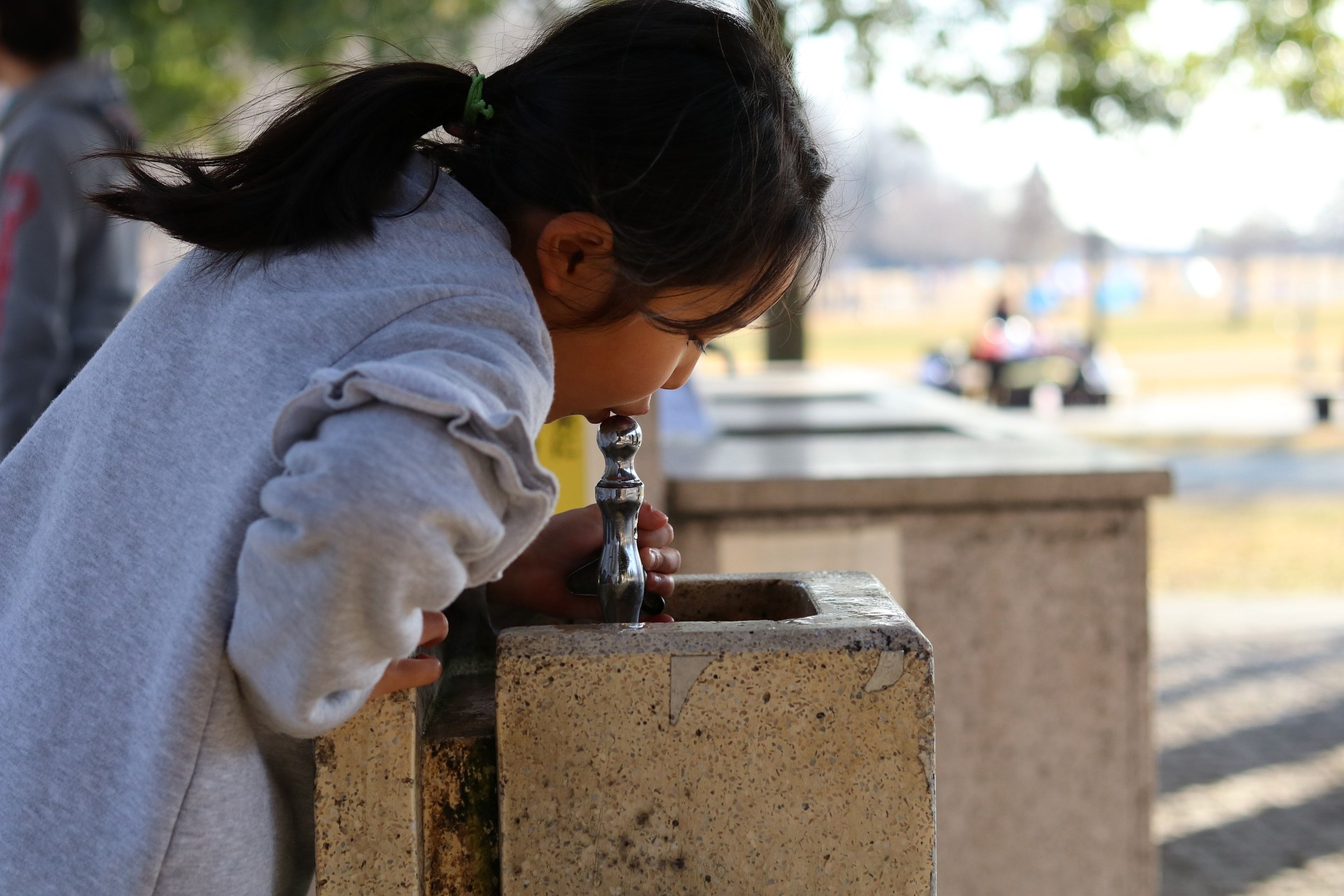 Beber agua de una fuente pública.