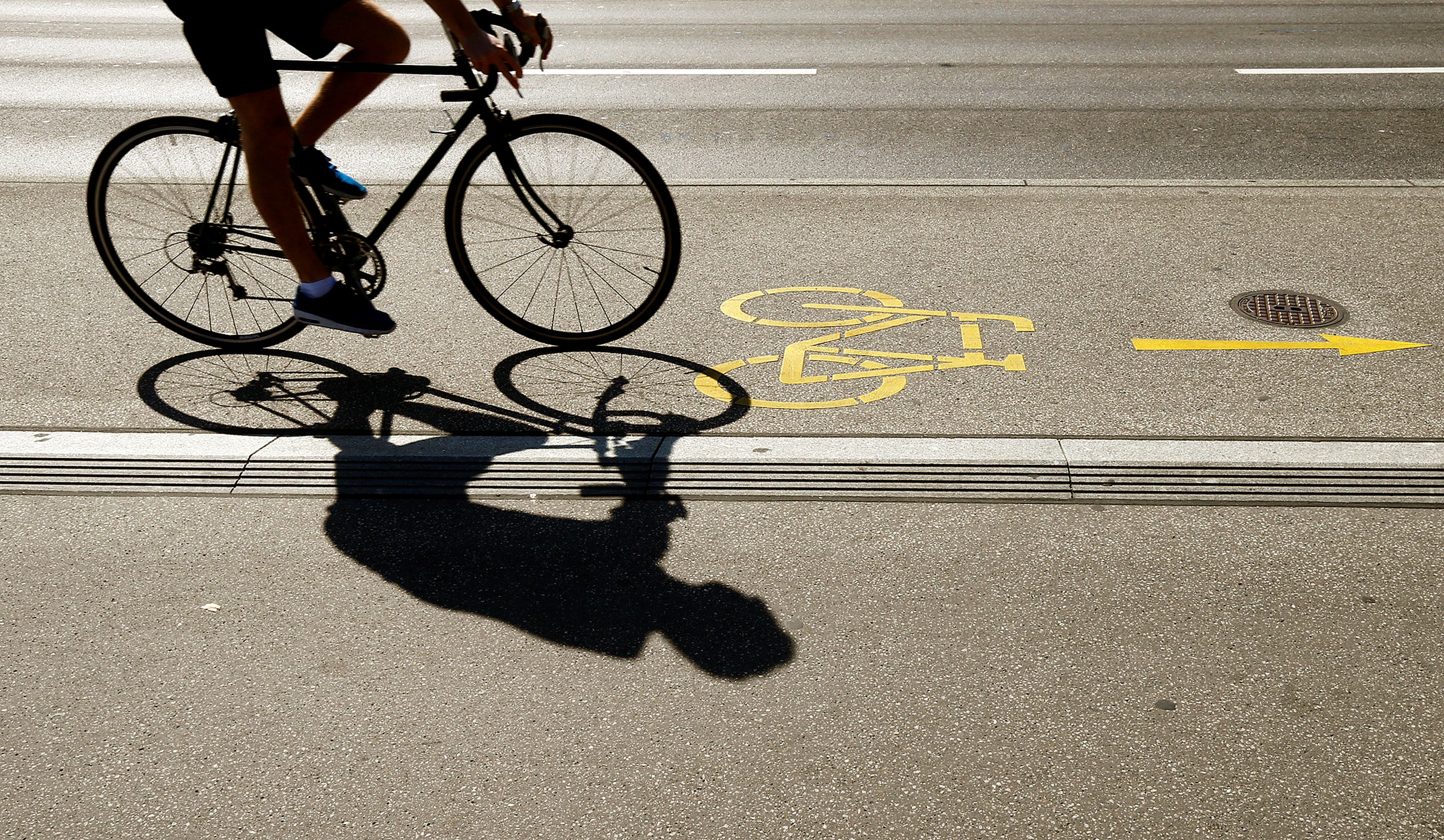 Silueta de un ciclista en un carril bici en Zurich, Alemania.