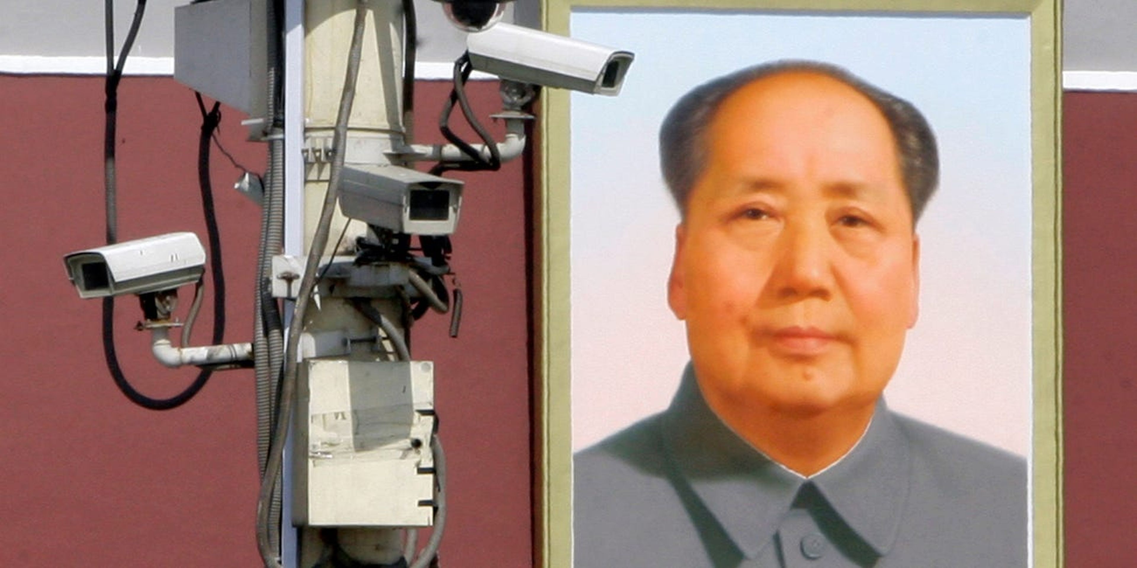 Cámaras de vigilancia frente al retrato gigante del presidente Mao Zedong en la Plaza Tiananmen de Beijing, 28 de septiembre de 2009.