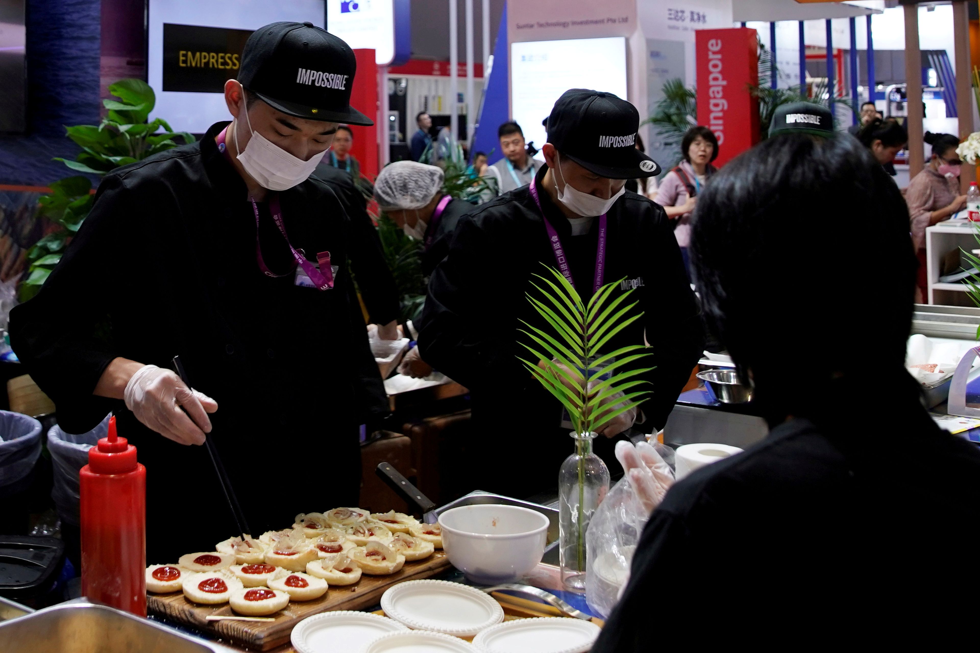 Un chef hace hamburguesas con carne de origen vegetal de Impossible Foods en la segunda Exposición Internacional de Importación de China (CIIE) en Shanghai, China, 6 de noviembre de 2019.